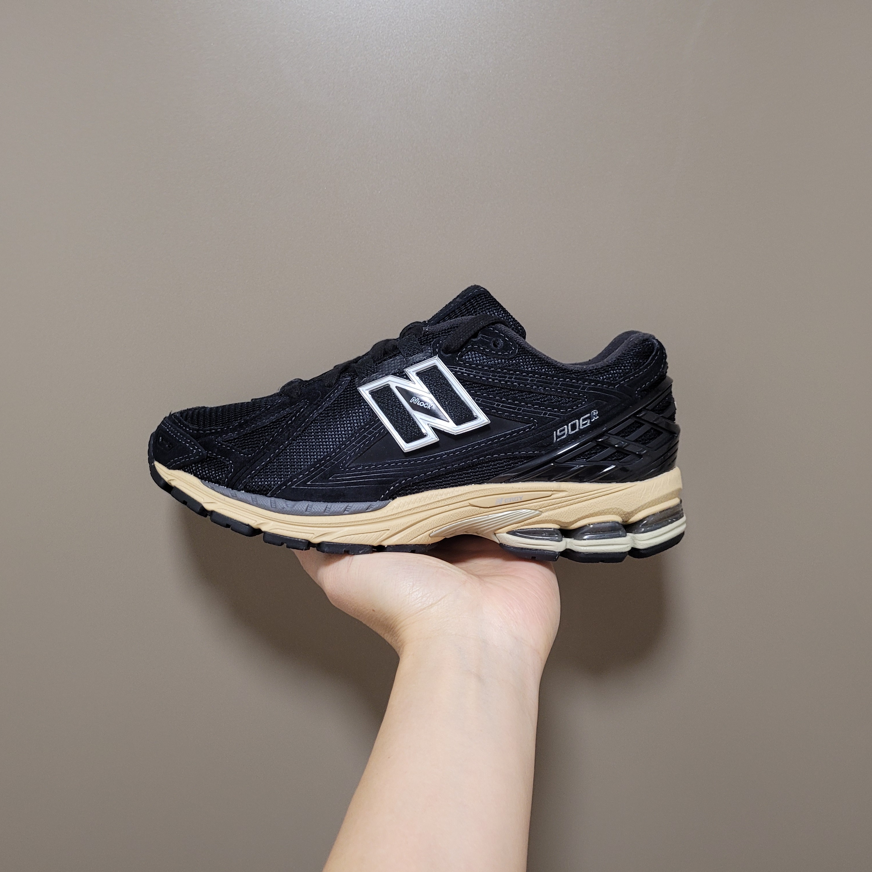 New Balance 1906R Black Taos Taupe 착용 스타일 - 1