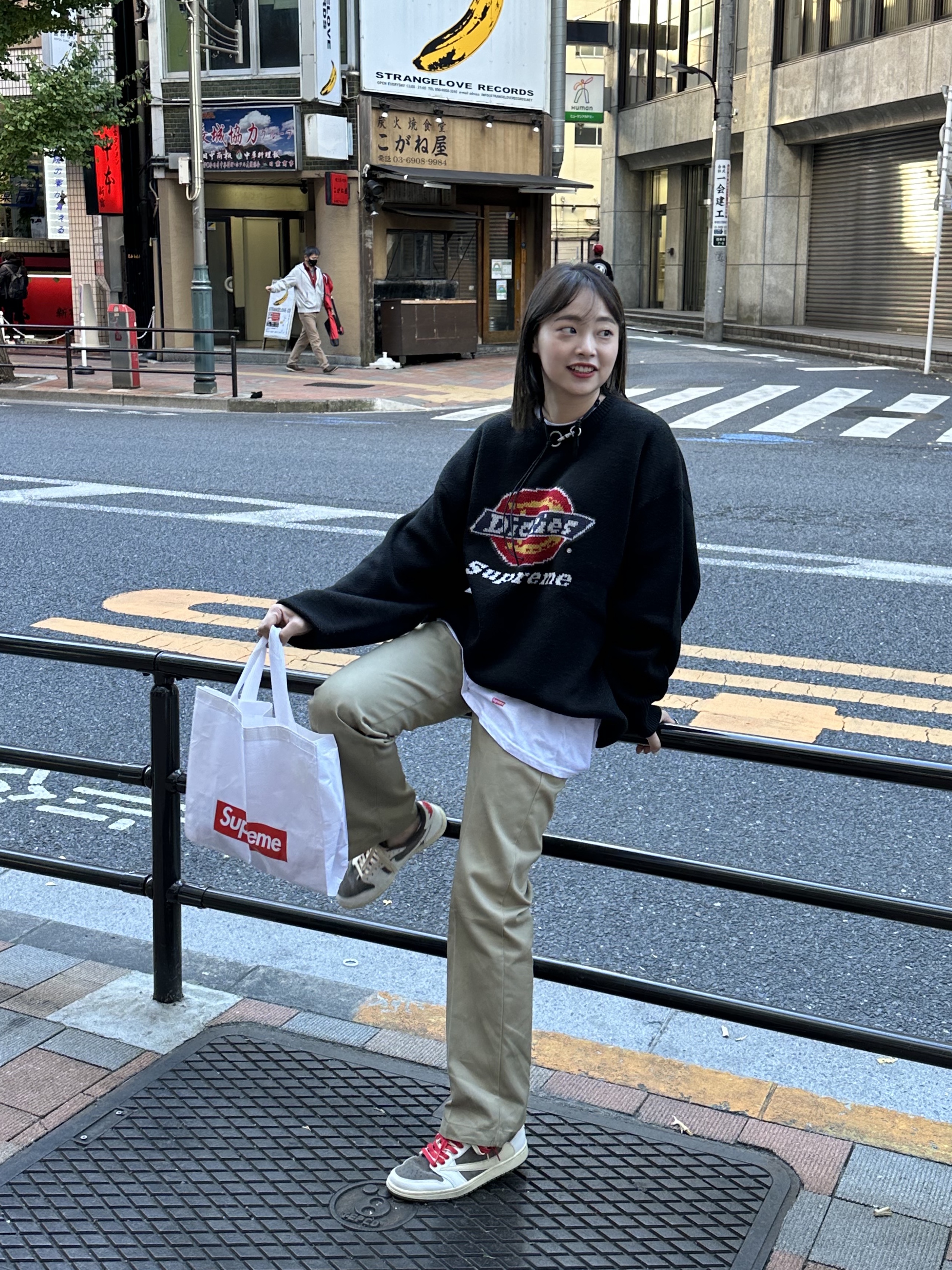 Supreme x Dickies Sweater Black - 22FW, Our Legacy Ladon Leather Keychain Black 착용 스타일 - 1