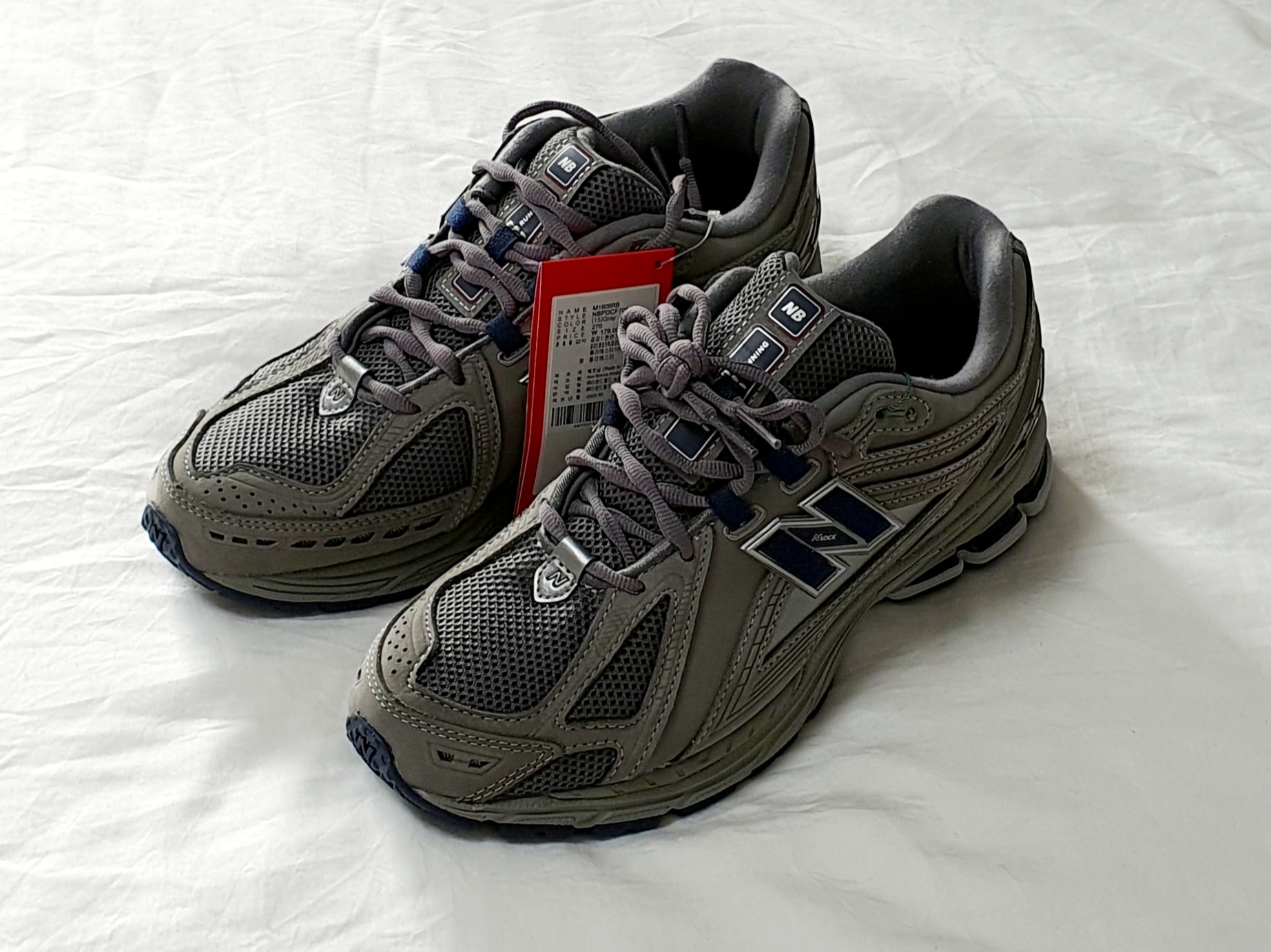 New Balance 1906R Charcoal Grey 착용 스타일 - 4
