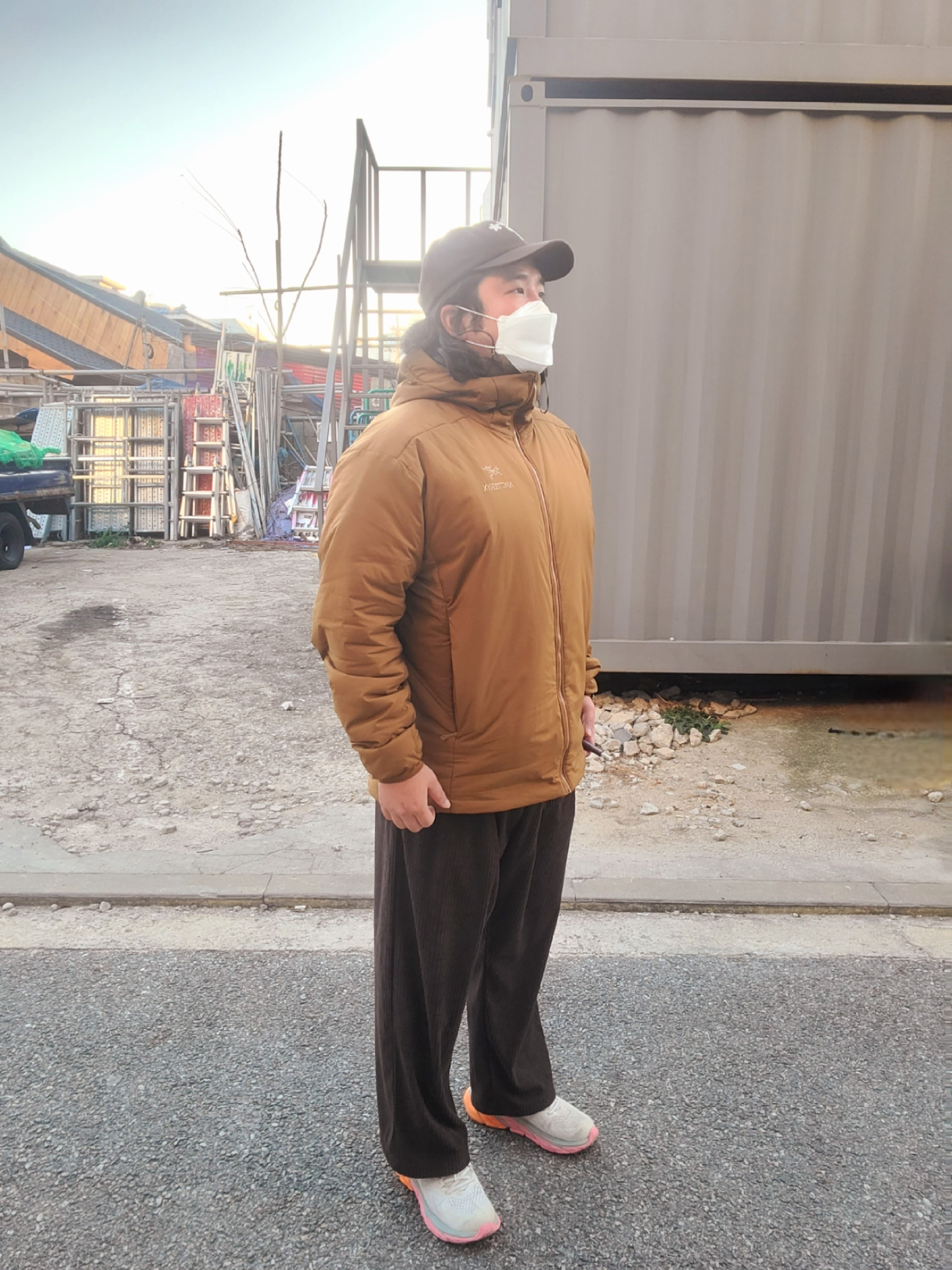 Arc'teryx Atom AR Hoody Relic, (W) Hoka Clifton Edge Nimbus Cloud Lunar Rock 착용 스타일 - 2