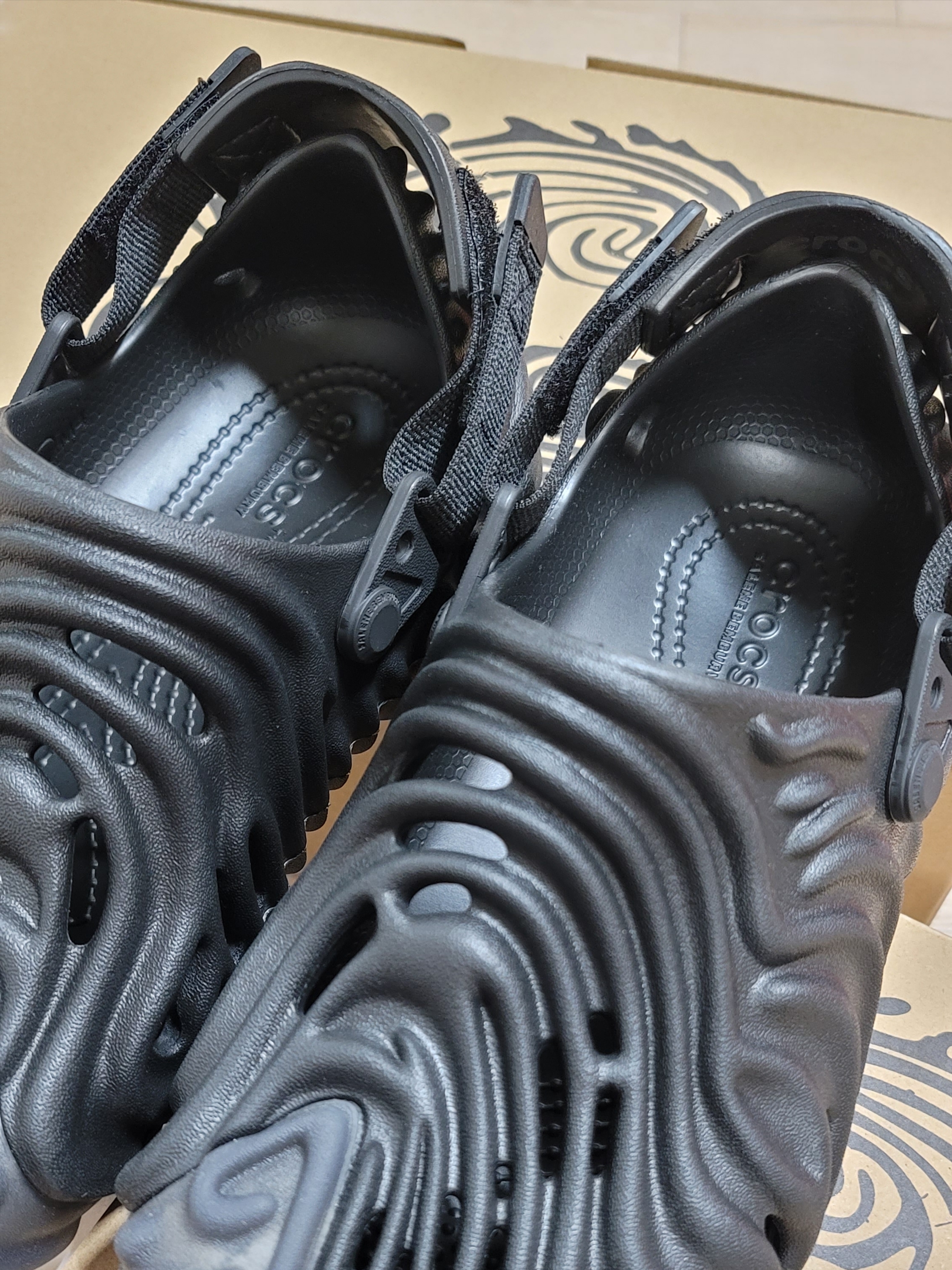 Crocs x Salehe Bembury Pollex Clog Sasquatch 착용 스타일