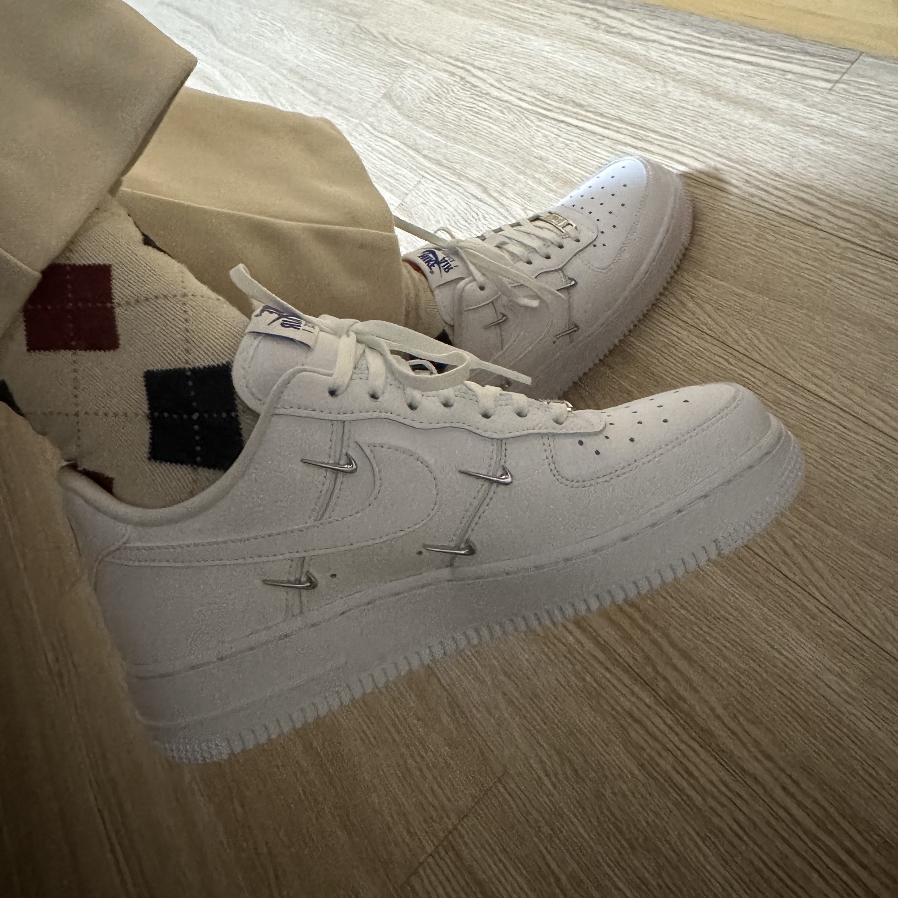 (W) Nike Air Force 1 Low '07 LX Chrome Luxe 착용 스타일 - 1