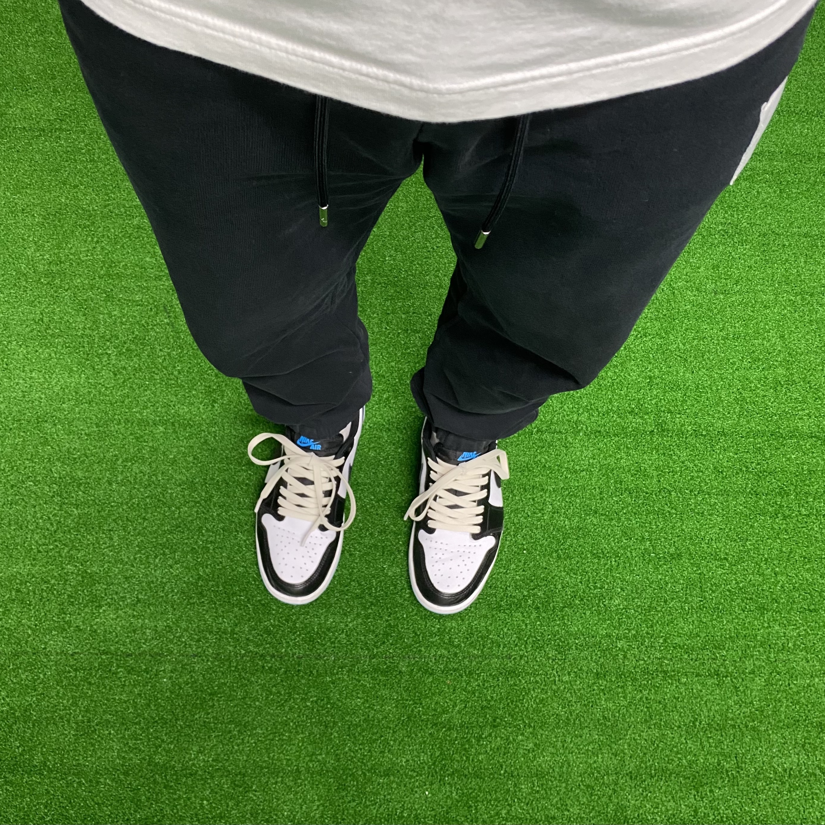 Jordan 1 Retro Low OG Black and Dark Powder Blue 착용 스타일