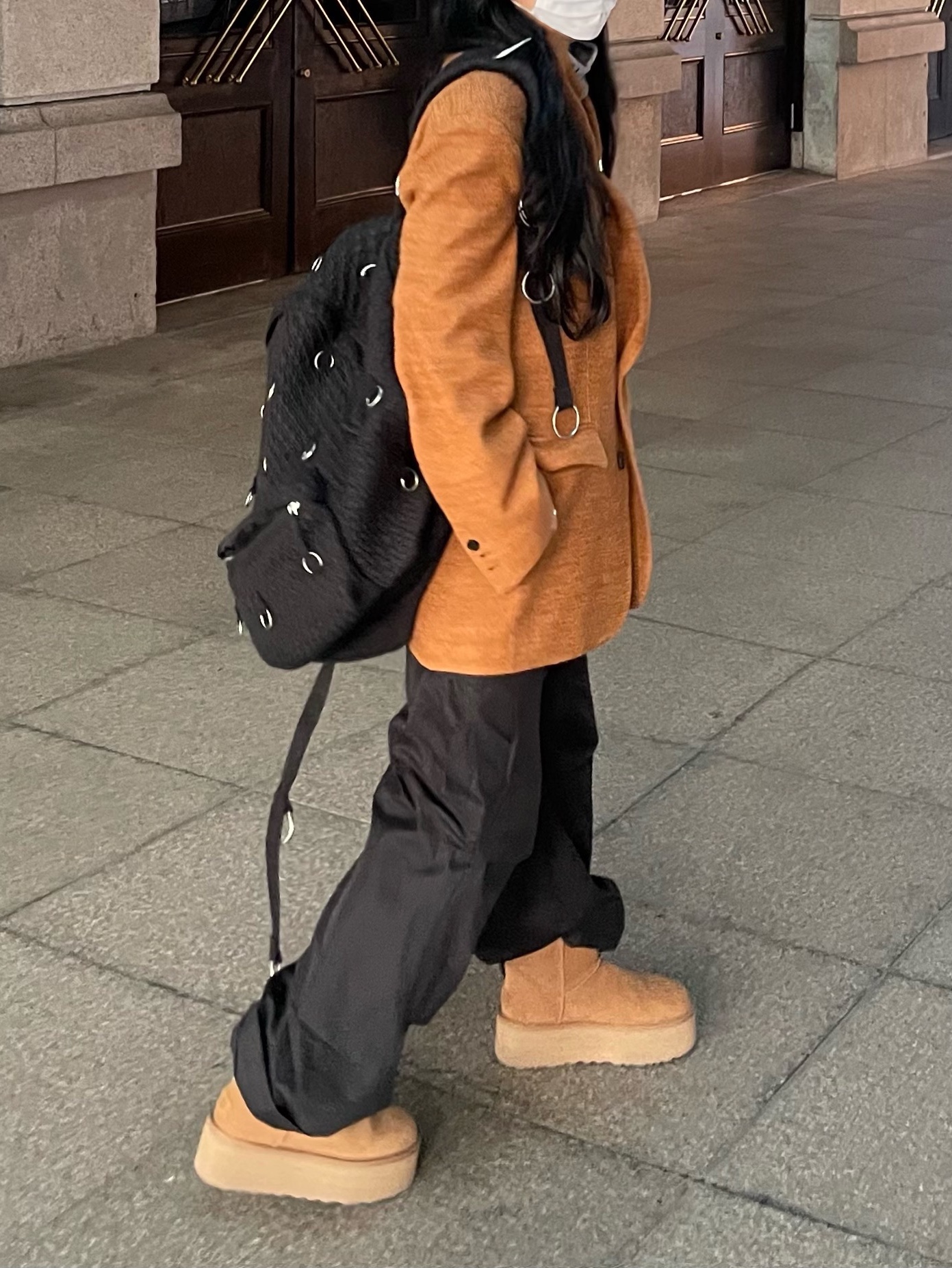 (W) UGG Classic Mini Platform Boots Chestnut 착용 스타일 - 3
