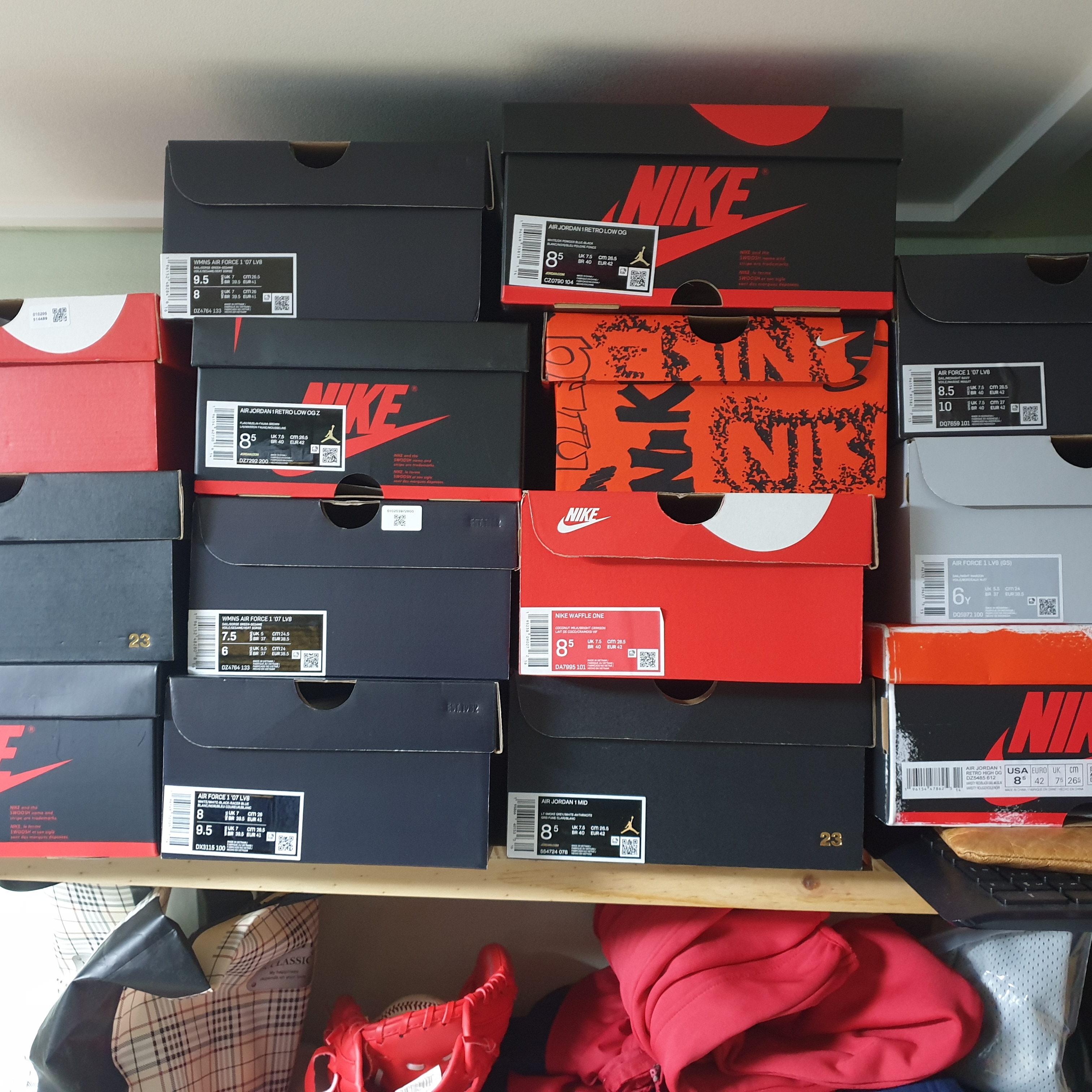 Jordan 1 Retro High OG Chicago 2022, Nike Air Force 1 '07 LV8 Midnight Navy 착용 스타일
