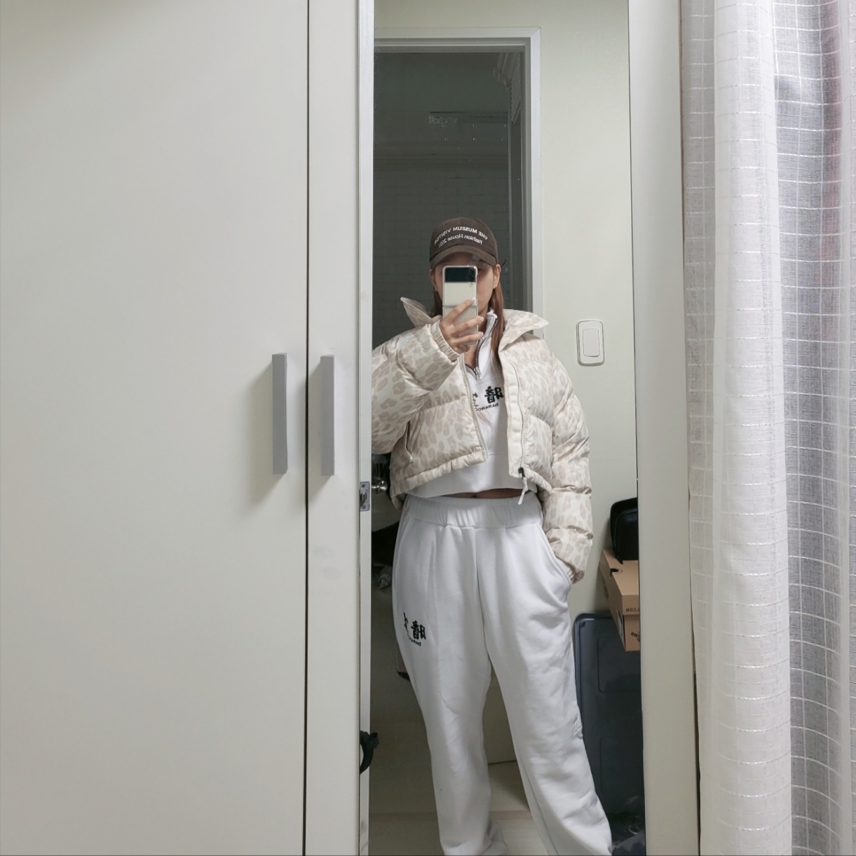 (W) Jordan 1 Elevate Low Dark Beetroot, (W) Darkr8m Studio Cropped Quarter Zip Up Sweatshirt White 착용 스타일 - 2