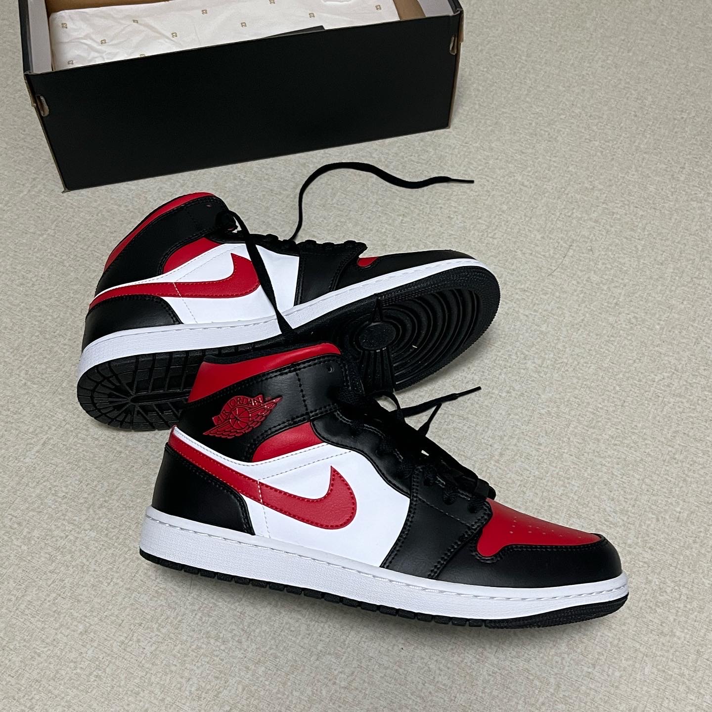 Jordan 1 Mid Black Fire Red 착용 스타일