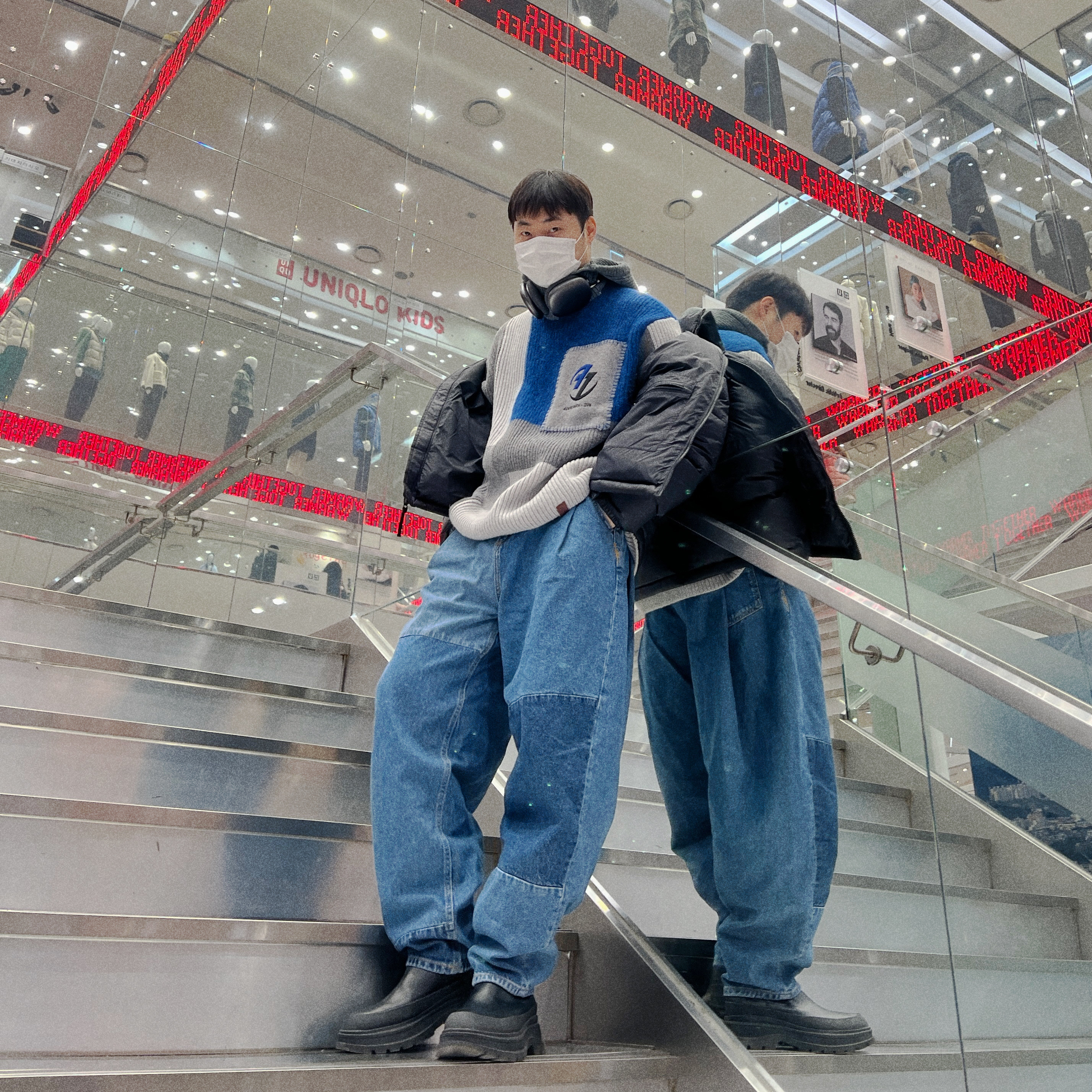 Zara x Ader Error Patchwork Oversize Knit Sweater Multicolor, Zara x Ader Error Barrel Leg Jeans Blue 착용 스타일 - 2