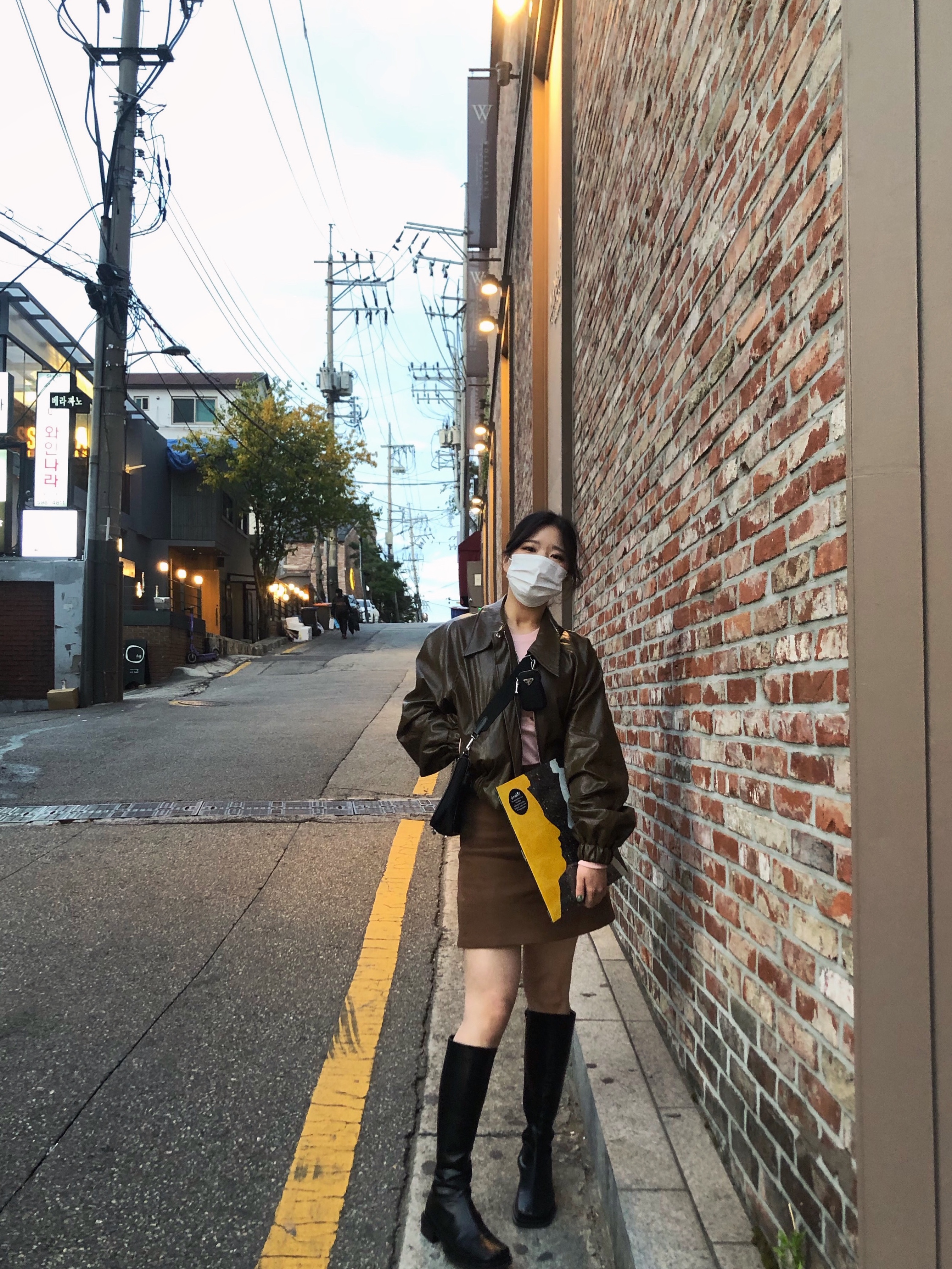 Prada Re-Edition 2005 Re-Nylon Shoulder Bag Black 착용 스타일 - 1