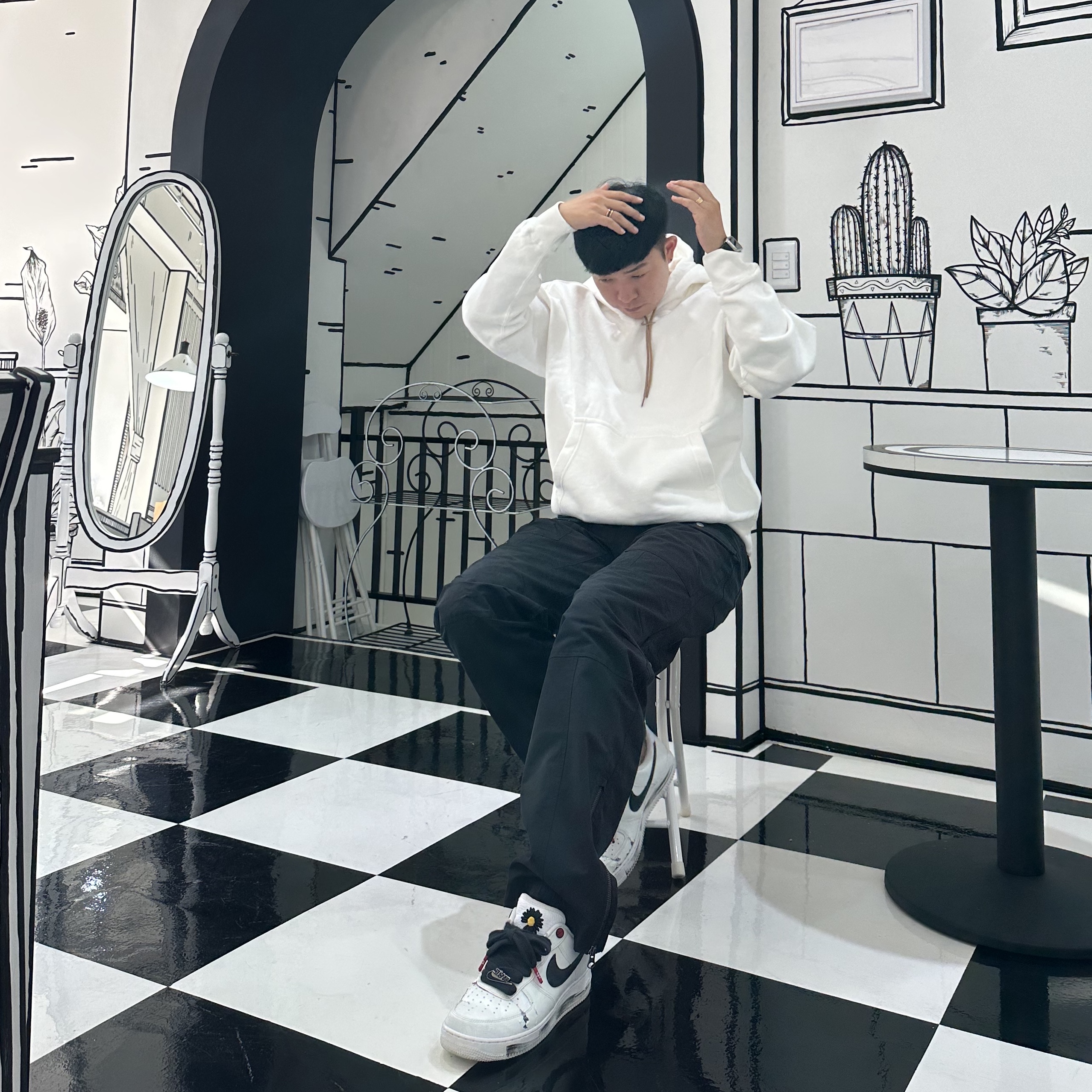 Andersson Bell x Asics Cargo Pants Black, Nike x Peaceminusone Air Force 1 Low Para-Noise 2.0 착용 스타일