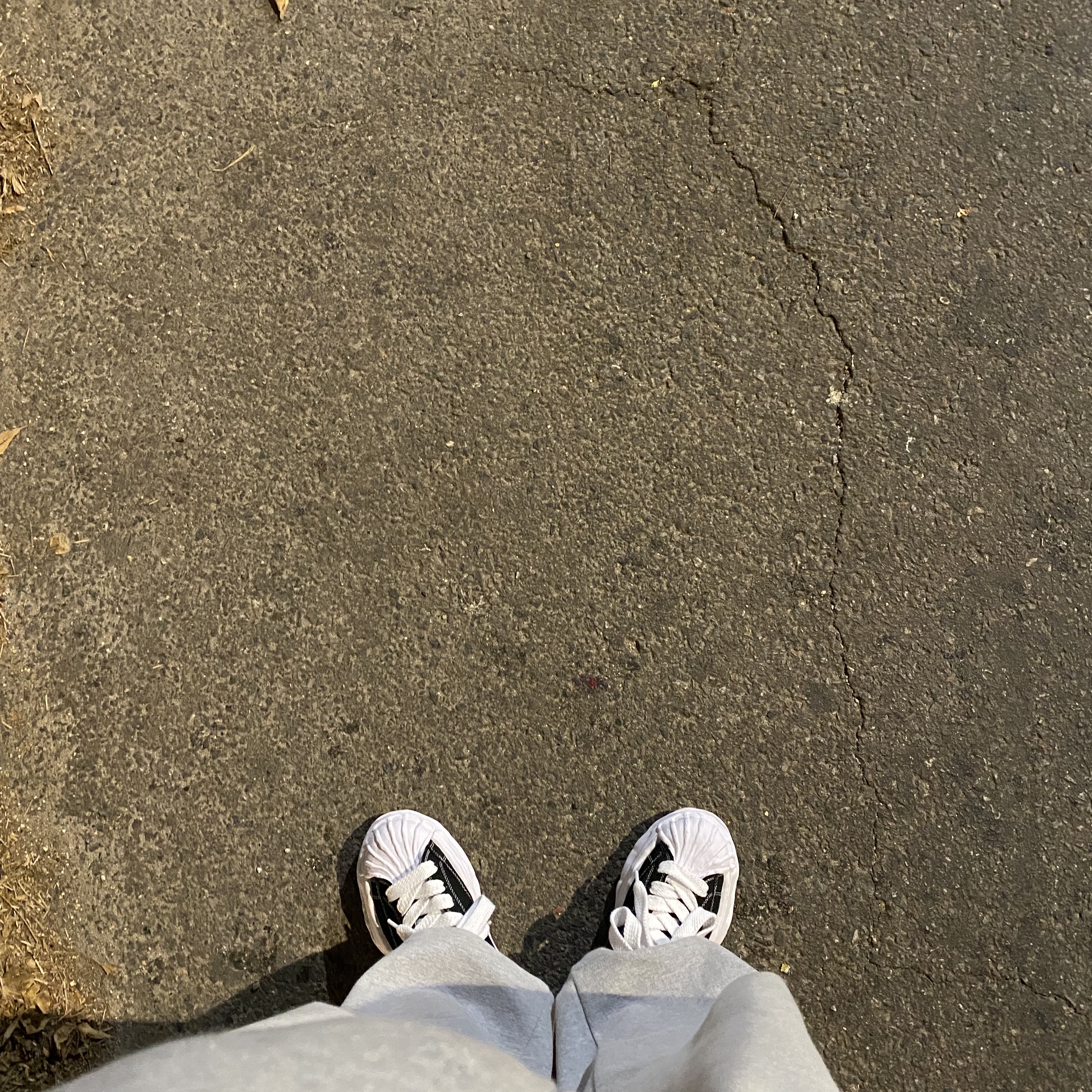 Maison Mihara Yasuhiro Blakey OG Sole Canvas Low-top Sneakers Black White, Nike Air Force 1 Mid QS University Red and Midnight Navy 착용 스타일 - 2