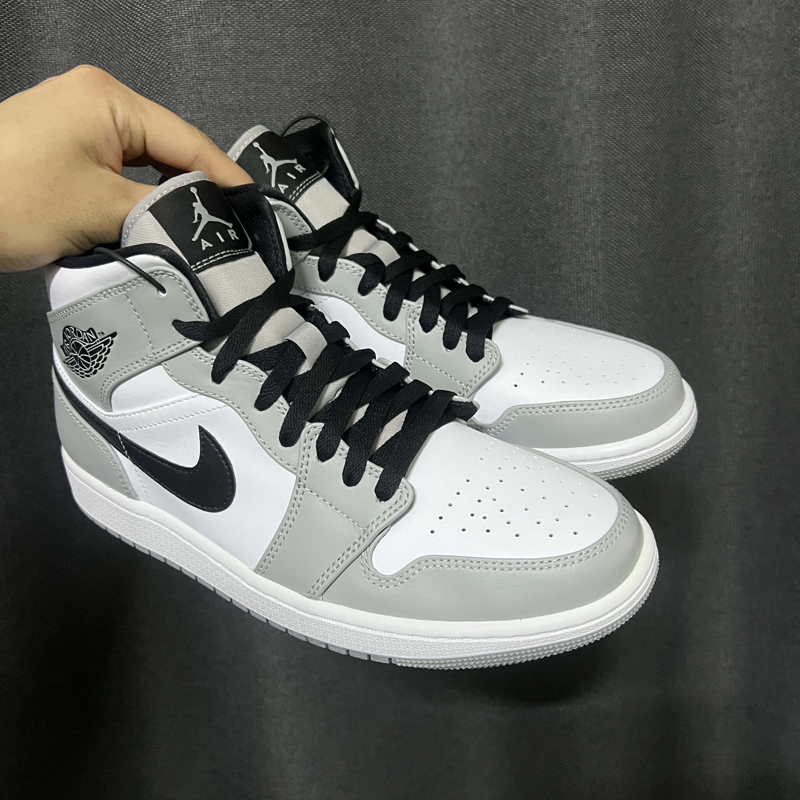 Jordan 1 Mid Light Smoke Grey 착용 스타일