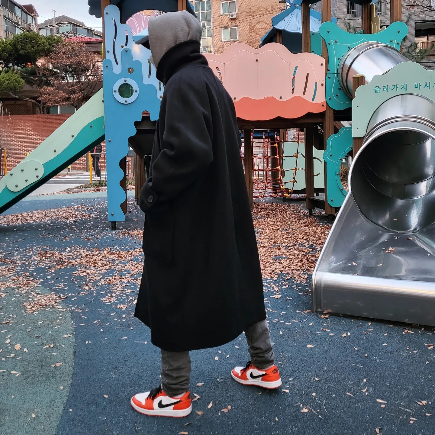 Jordan 1 Low OG Starfish, Undermycar Legion.02 Balmacaan Oversized Wool Coat Black 착용 스타일