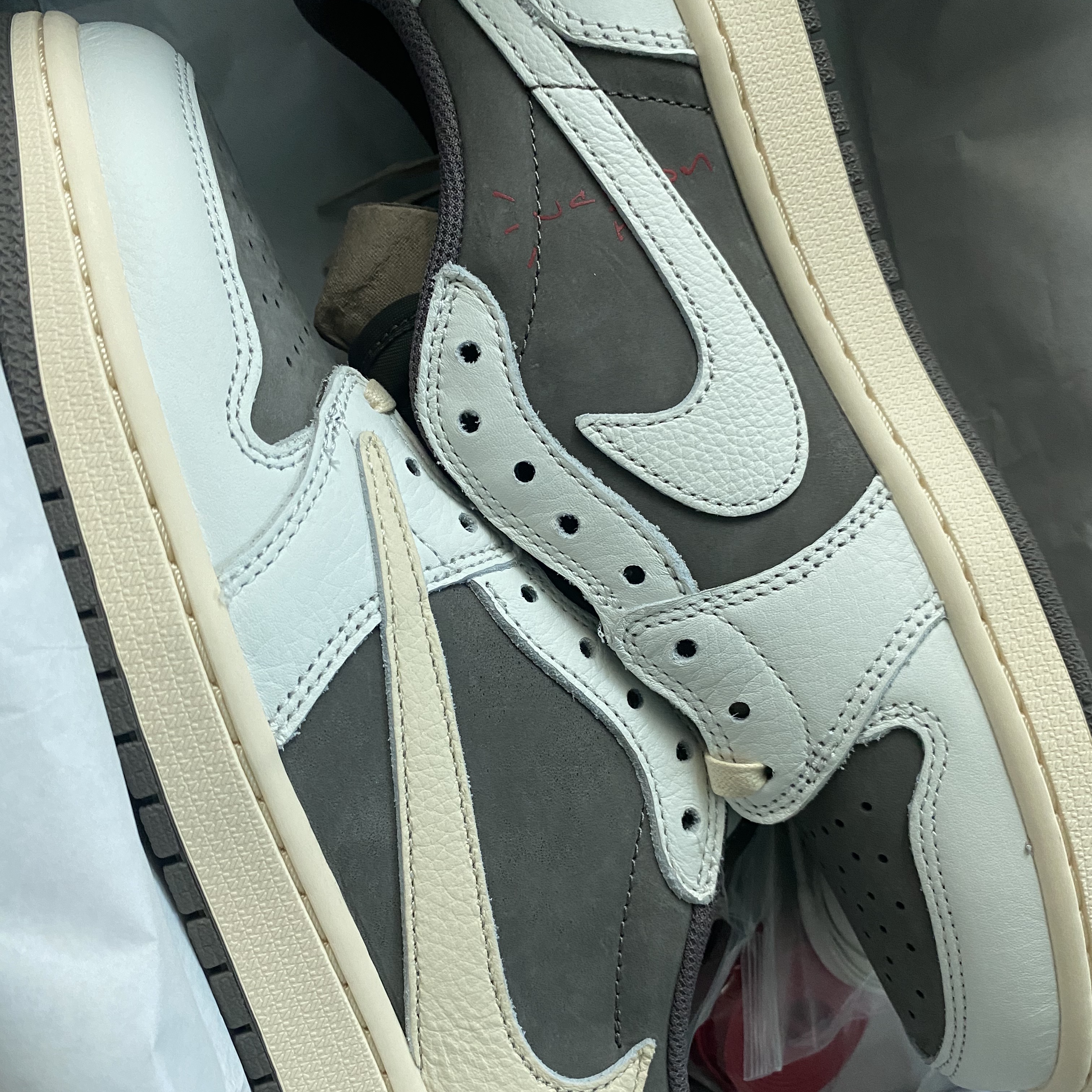 Jordan 1 x Travis Scott Retro Low OG SP Sail and Ridgerock 착용 스타일