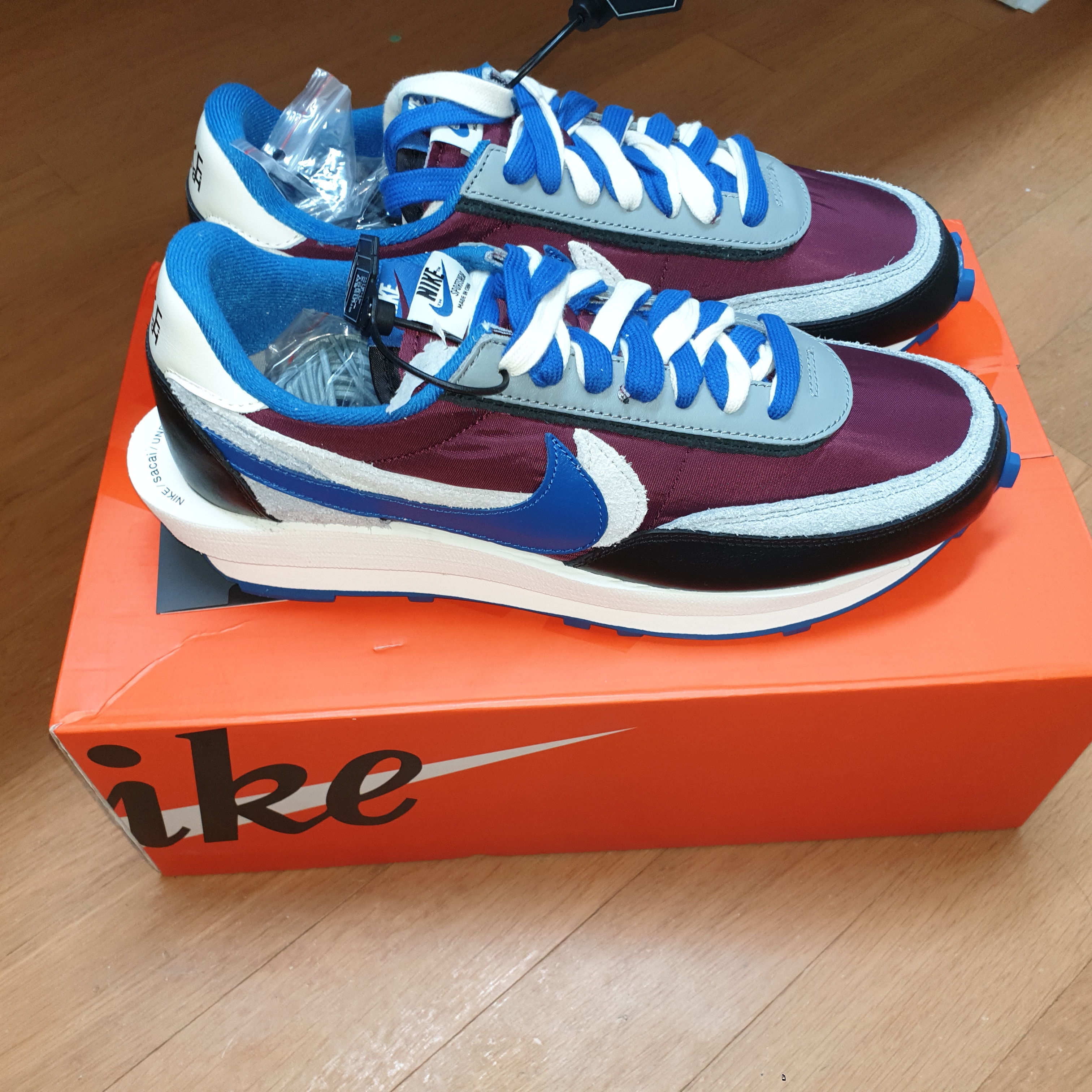 Nike x Sacai x Undercover LDWaffle Night Maroon Team Royal 착용 스타일