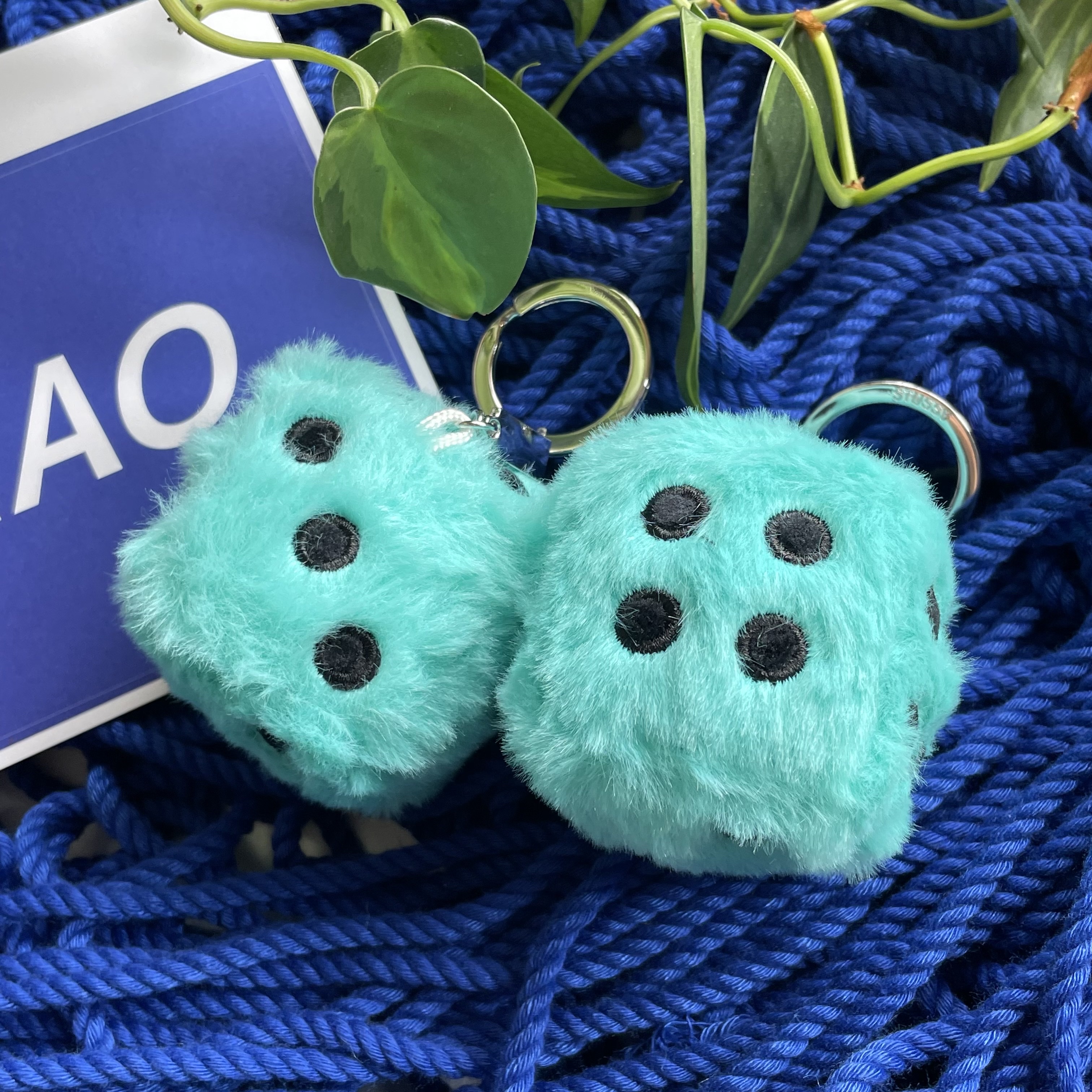 Stussy Fuzzy Dice Keychain Teal 착용 스타일 - 1
