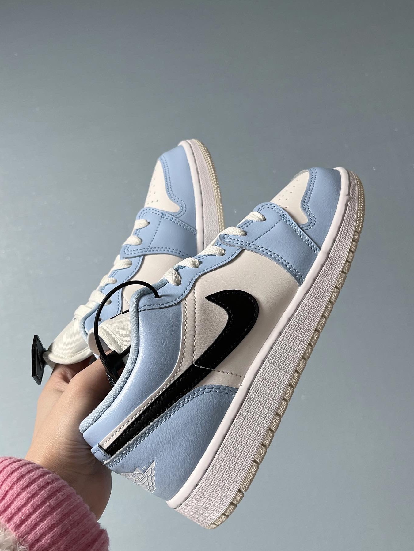 (GS) Jordan 1 Low Ice Blue 착용 스타일 - 1