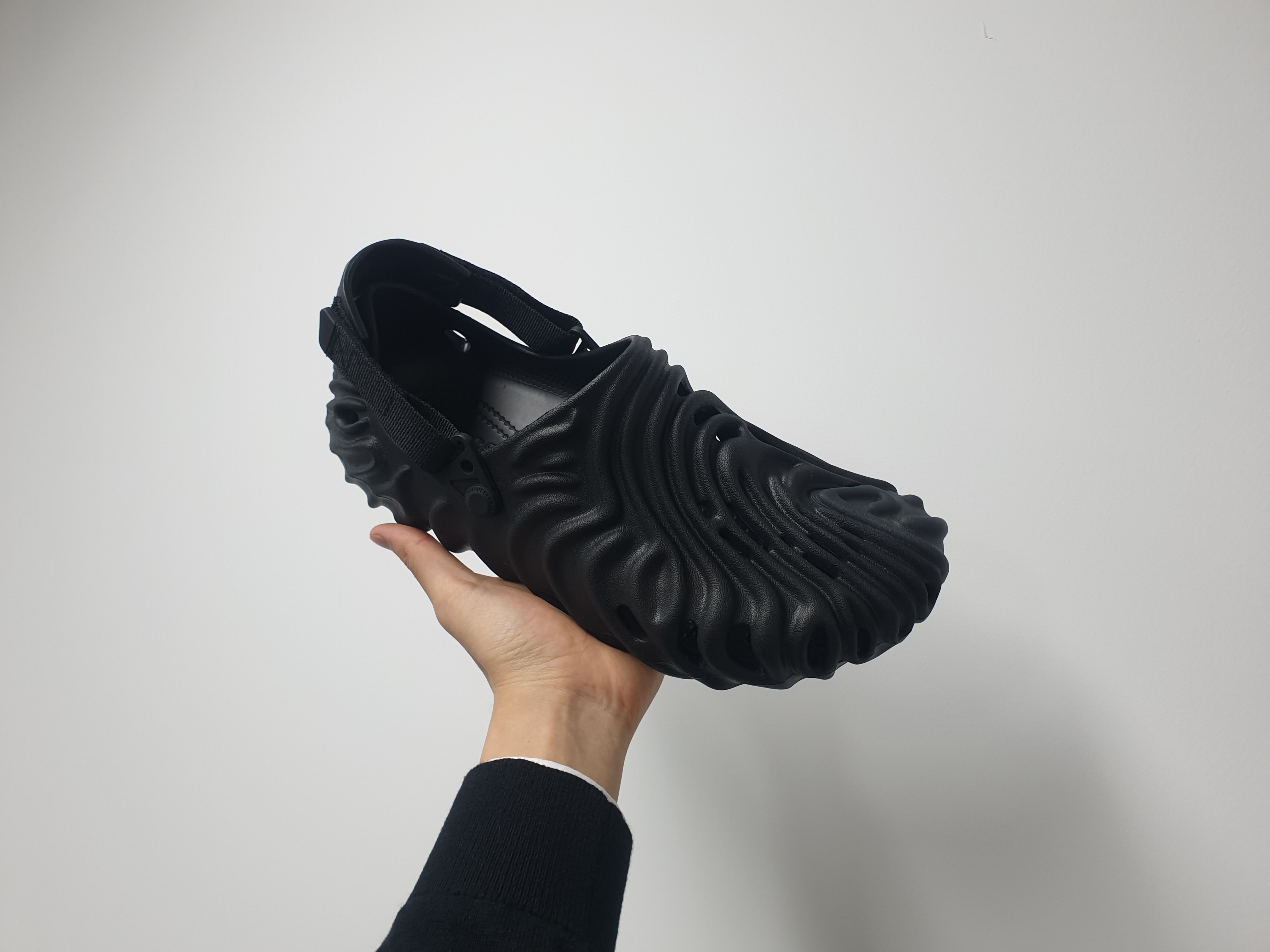 Crocs x Salehe Bembury Pollex Clog Sasquatch 착용 스타일 - 2