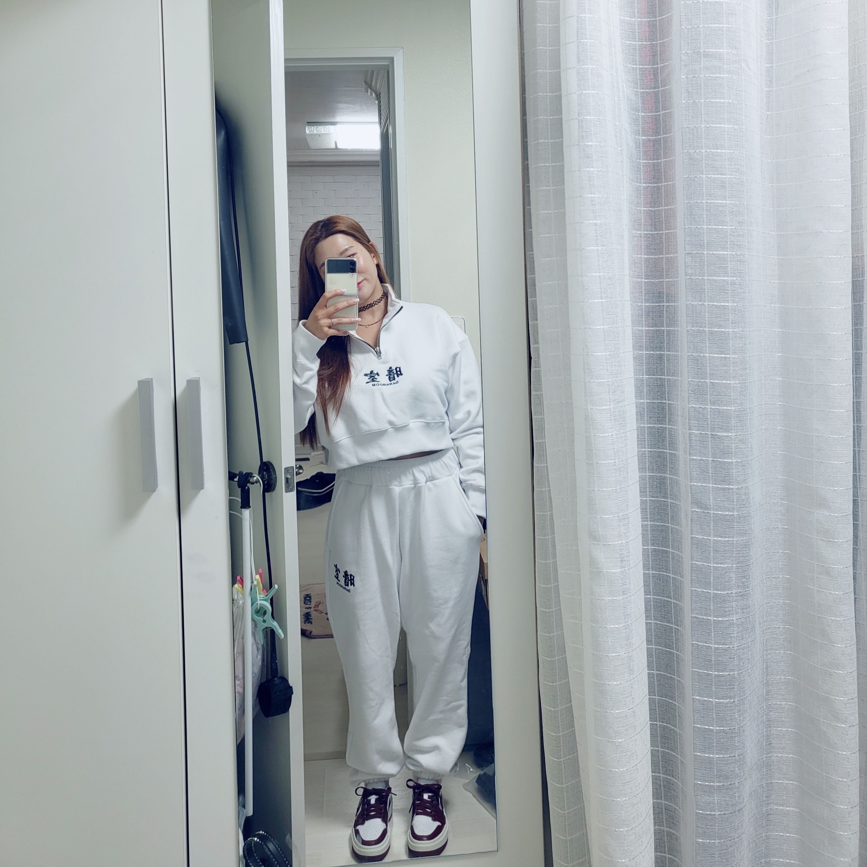 (W) Jordan 1 Elevate Low Dark Beetroot, (W) Darkr8m Studio Cropped Quarter Zip Up Sweatshirt White 착용 스타일 - 1