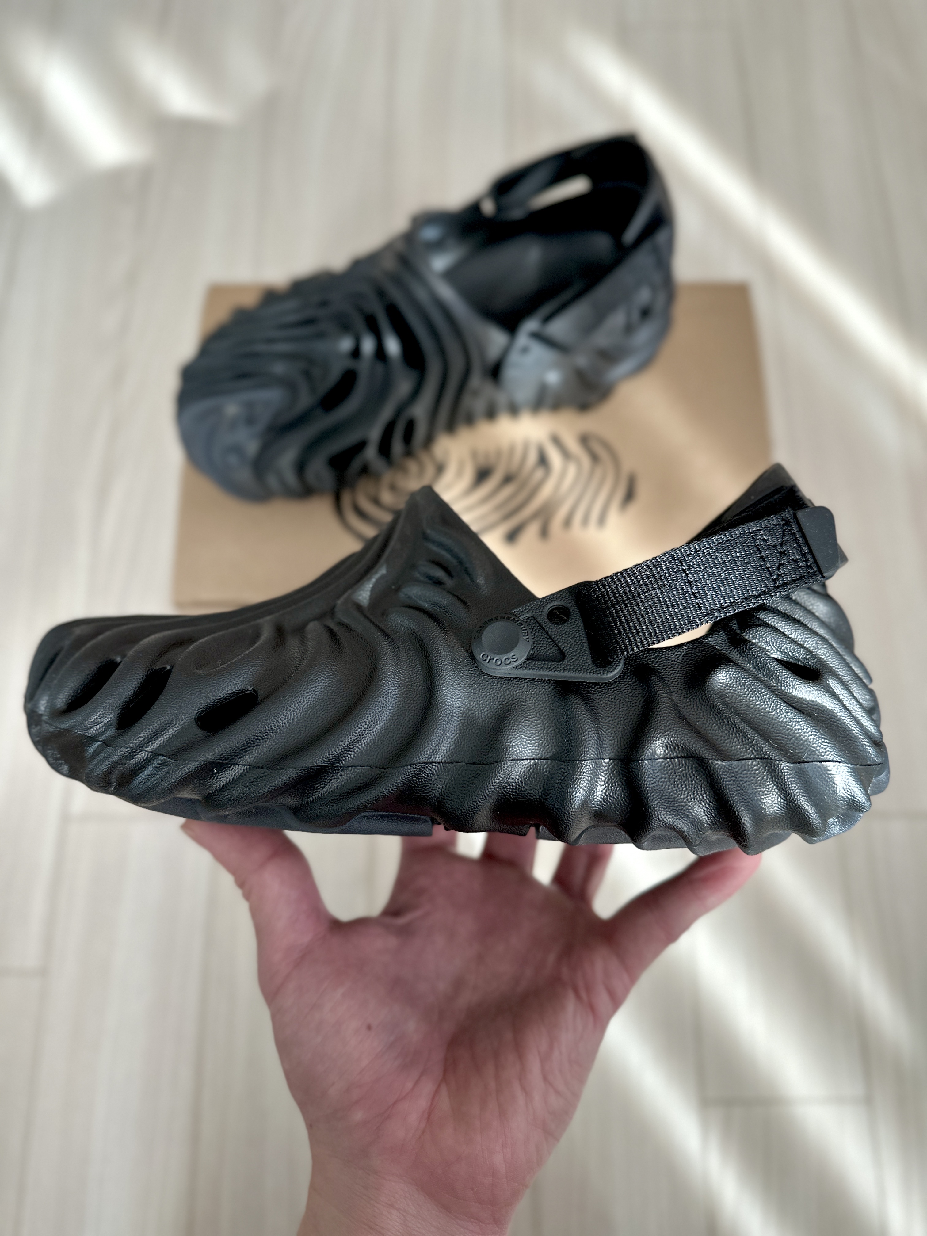 Crocs x Salehe Bembury Pollex Clog Sasquatch 착용 스타일 - 1
