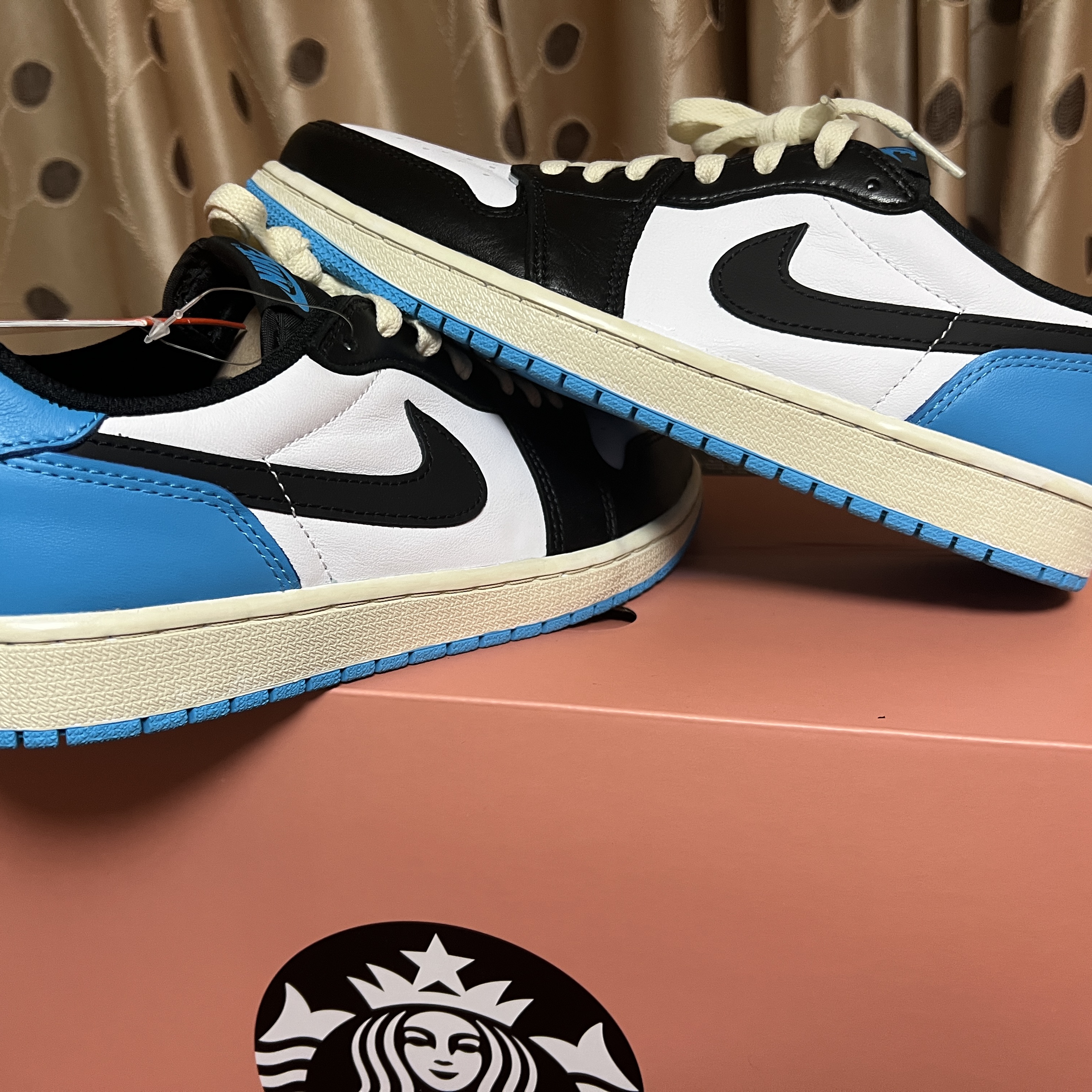 Jordan 1 Retro Low OG Black and Dark Powder Blue 착용 스타일