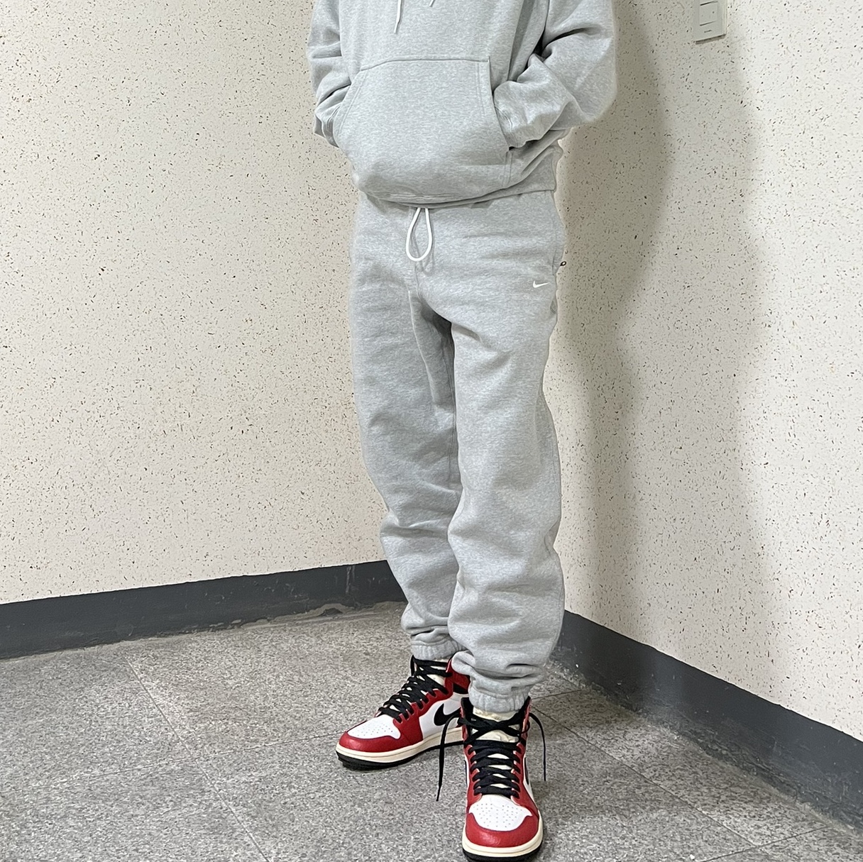 Jordan 1 Retro High OG Light Fusion Red, Nike NRG Solo Swoosh Full Zip Hoodie Dark Grey Heather - Asia 착용 스타일