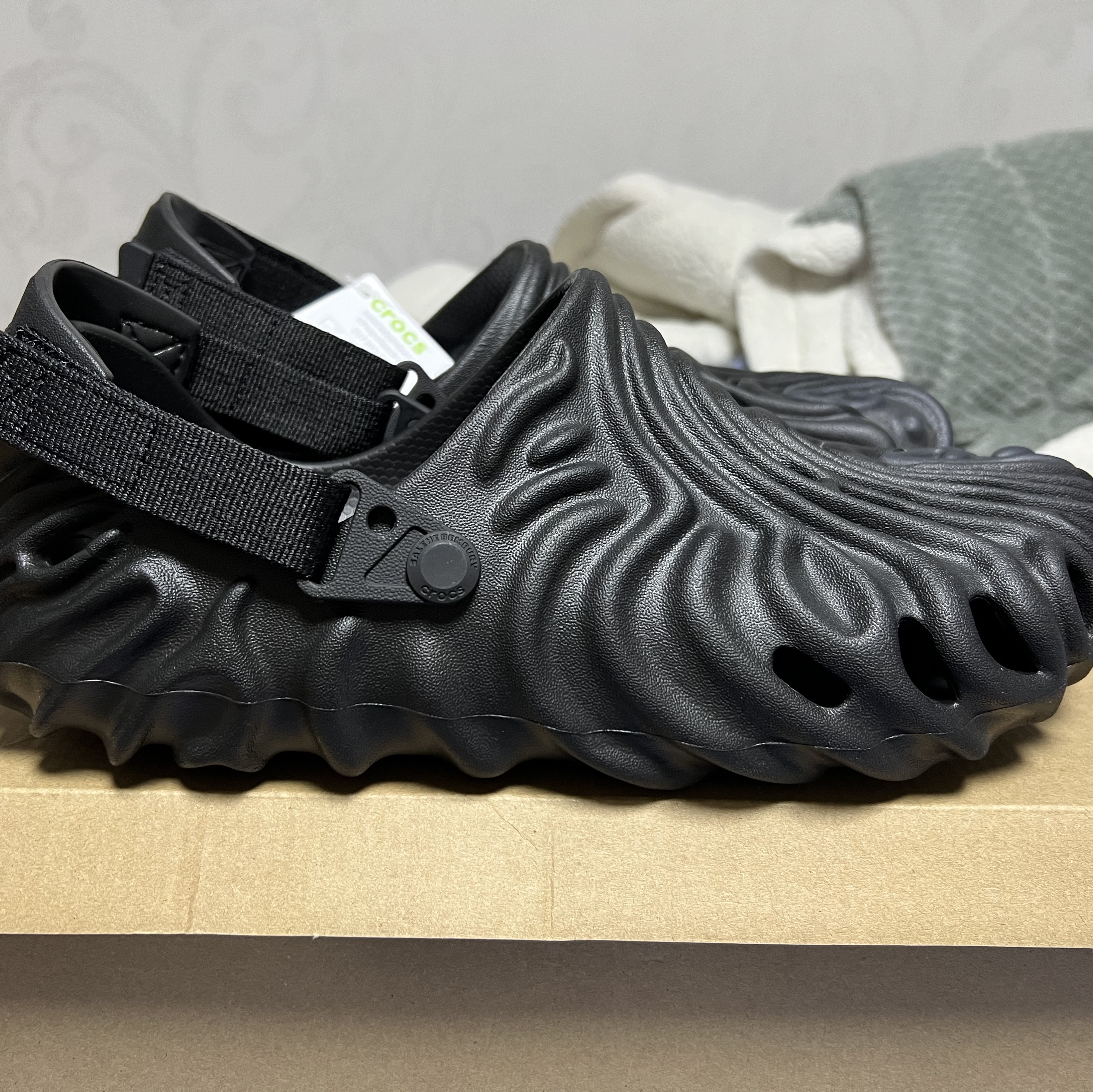 Crocs x Salehe Bembury Pollex Clog Sasquatch 착용 스타일 - 2