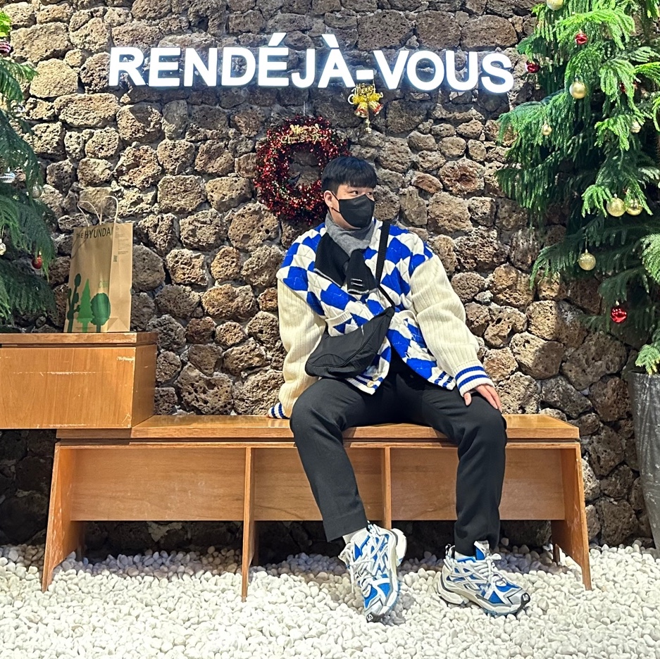 Balenciaga Runner Sneakers Blue White 착용 스타일