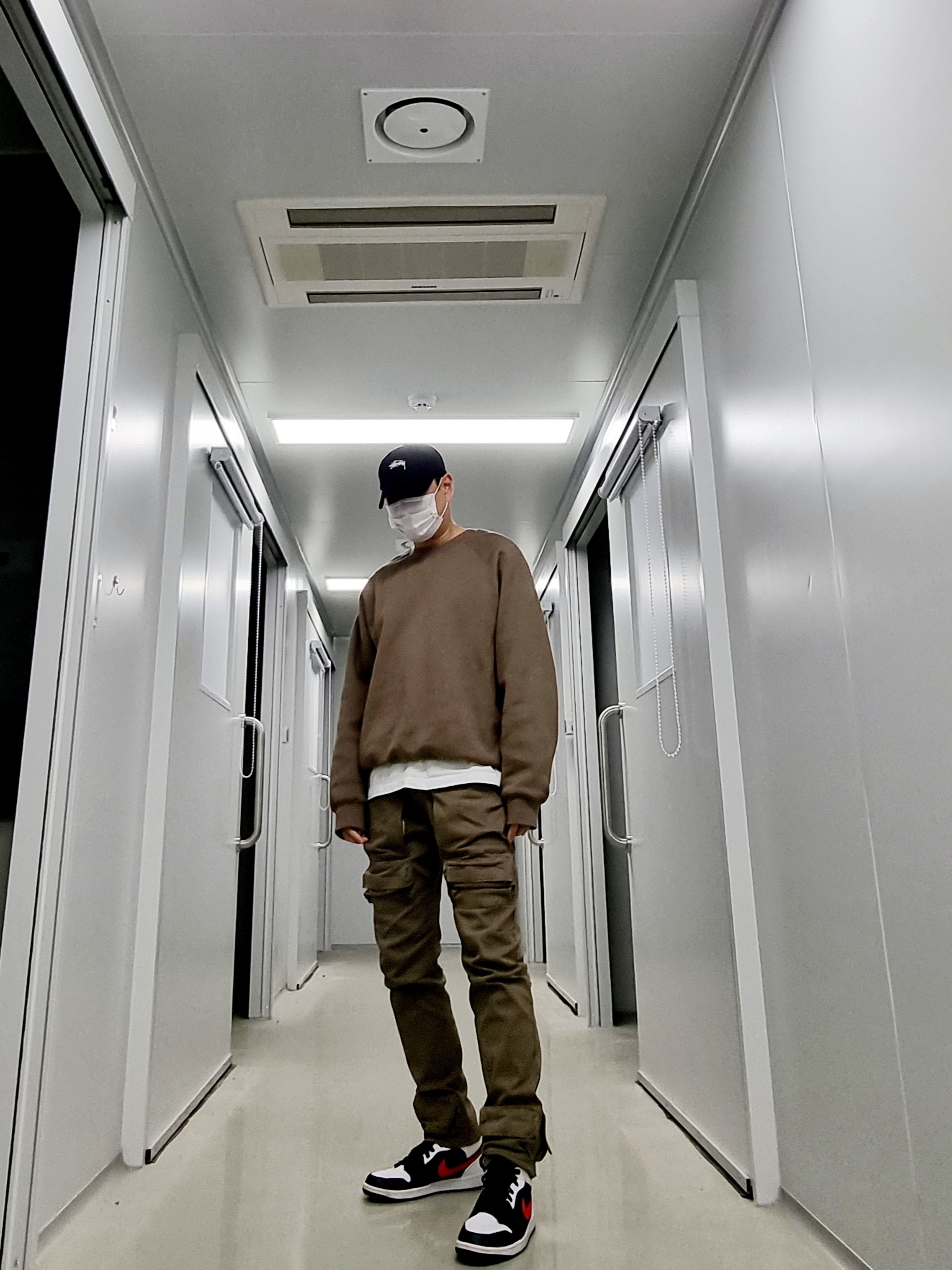 Essentials Pull-Over Crewneck Sweatshirt Taupe - 21SS, Stussy Stock Low Pro Cap Black 착용 스타일 - 1