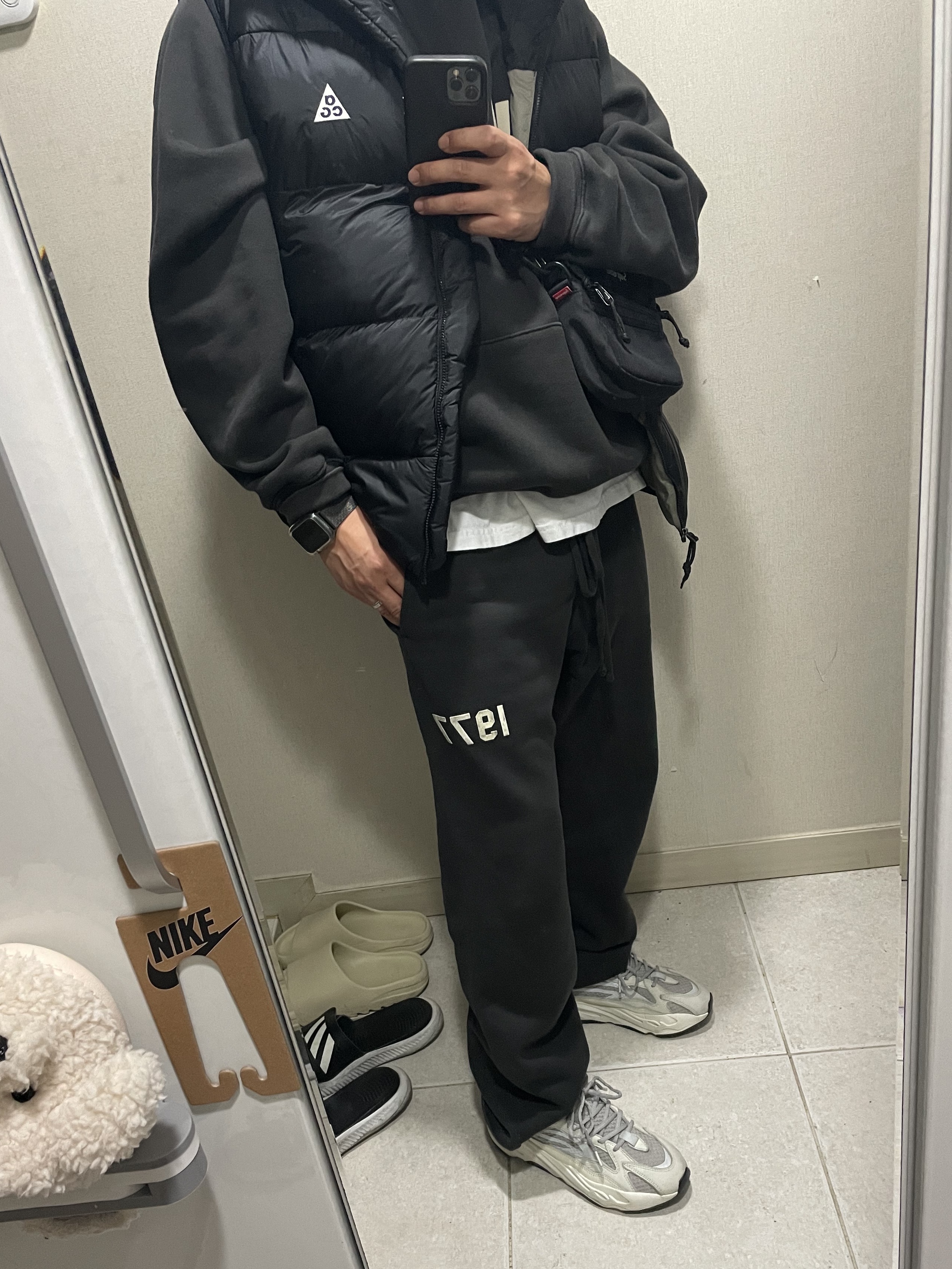 Essentials 1977 Relaxed Sweatpants Iron - 22SS, Essentials 1977 Hoodie Iron - 22SS 착용 스타일