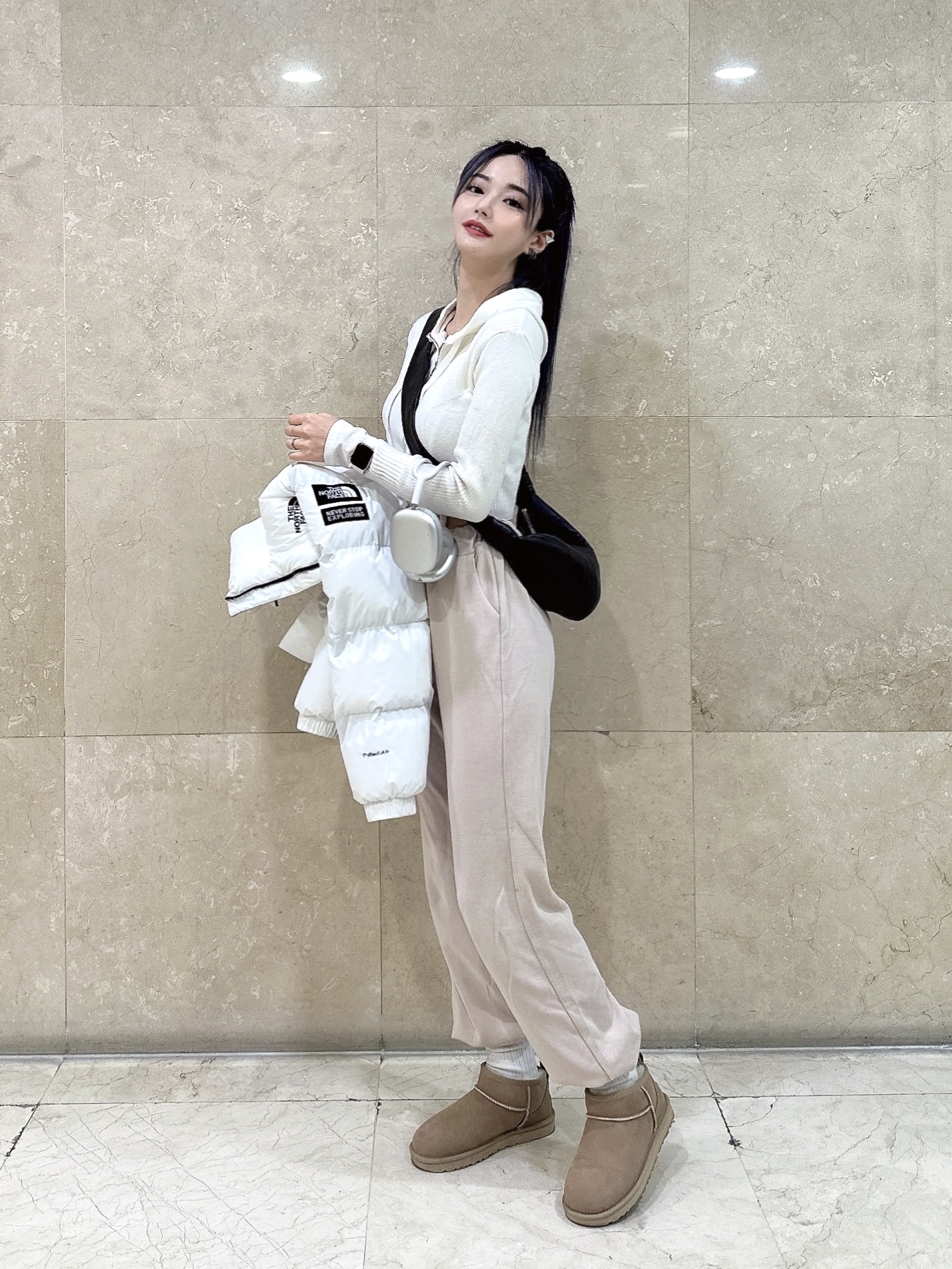 (W) UGG Classic Ultra Mini Boots Sand, Lemaire Small Croissant Bag Soft Nappa Leather Dark Chocolate 착용 스타일 - 2