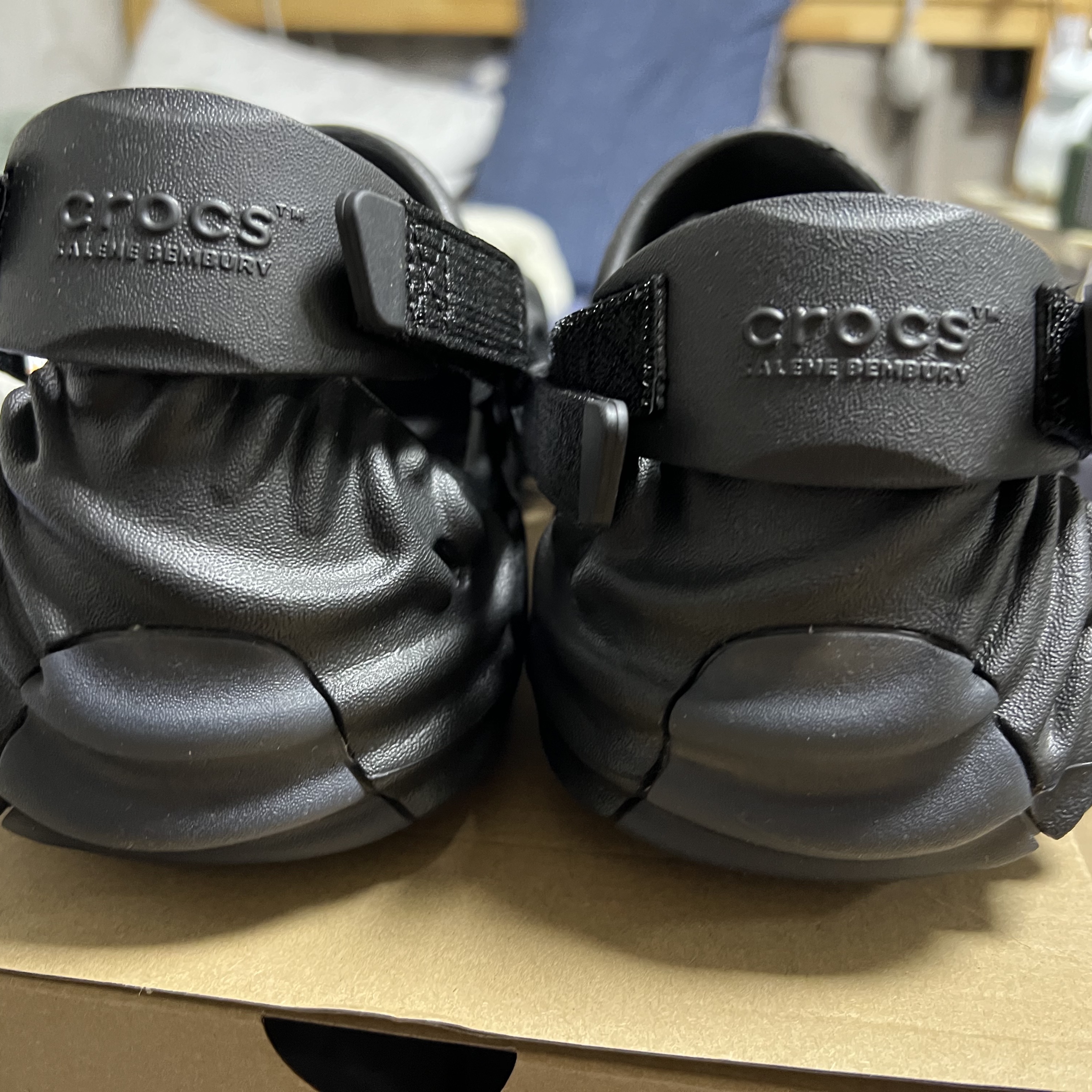 Crocs x Salehe Bembury Pollex Clog Sasquatch 착용 스타일 - 3