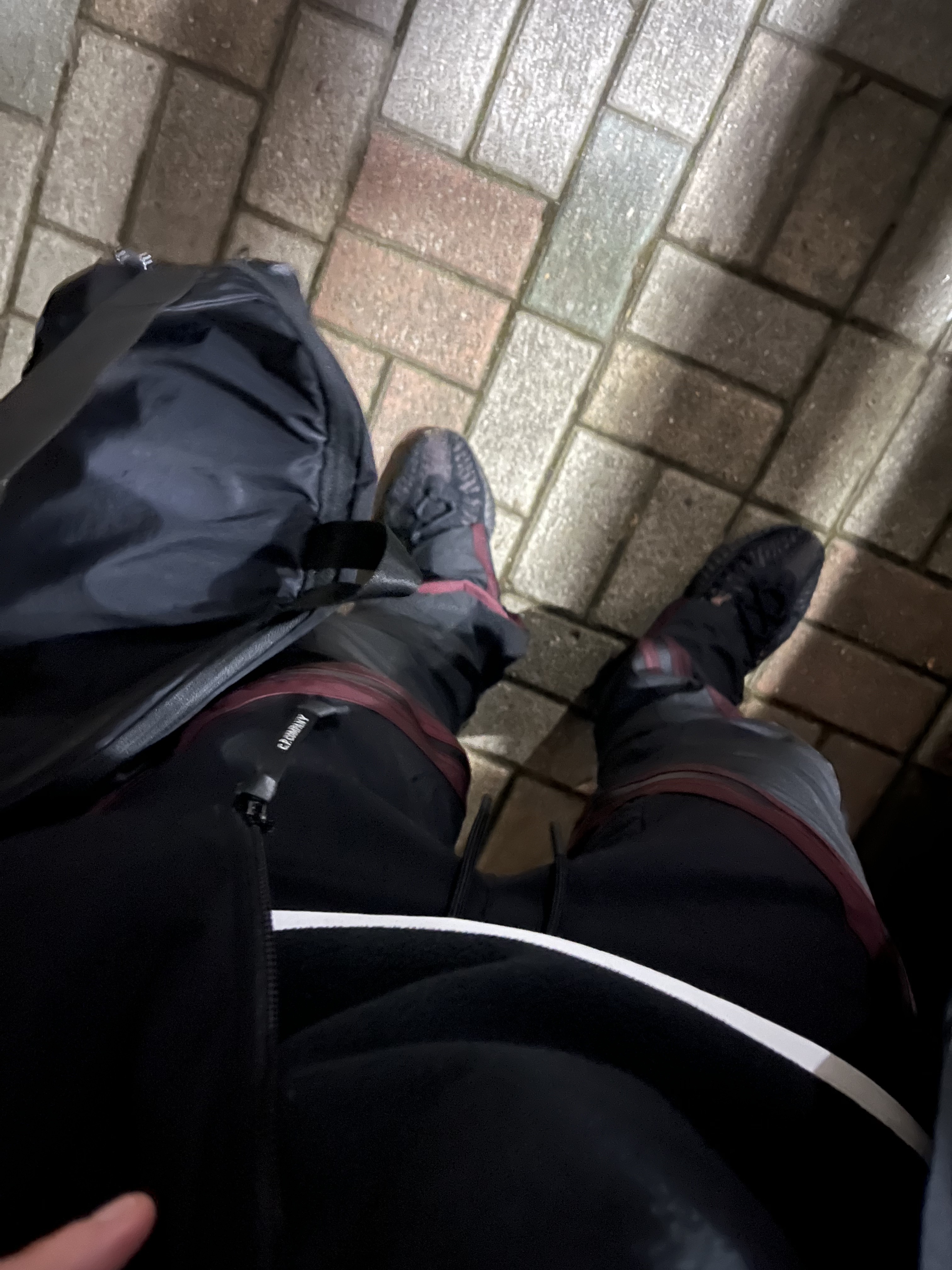 Adidas Yeezy 350 V2 CMPCT Slate Carbon, Darkr8m Studio Quarter Zip Up Sweatshirt Black 착용 스타일