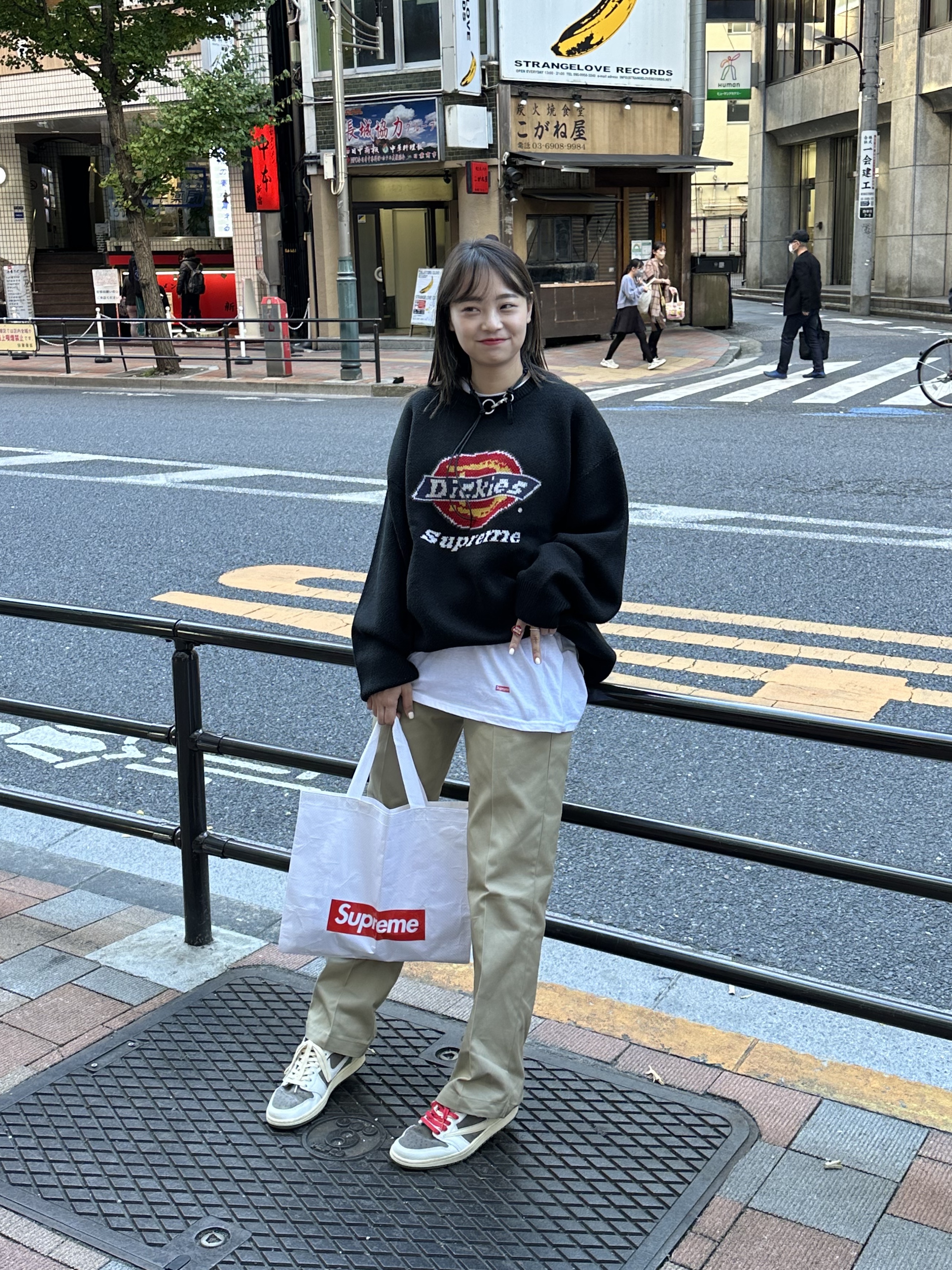 Supreme x Dickies Sweater Black - 22FW, Our Legacy Ladon Leather Keychain Black 착용 스타일 - 4