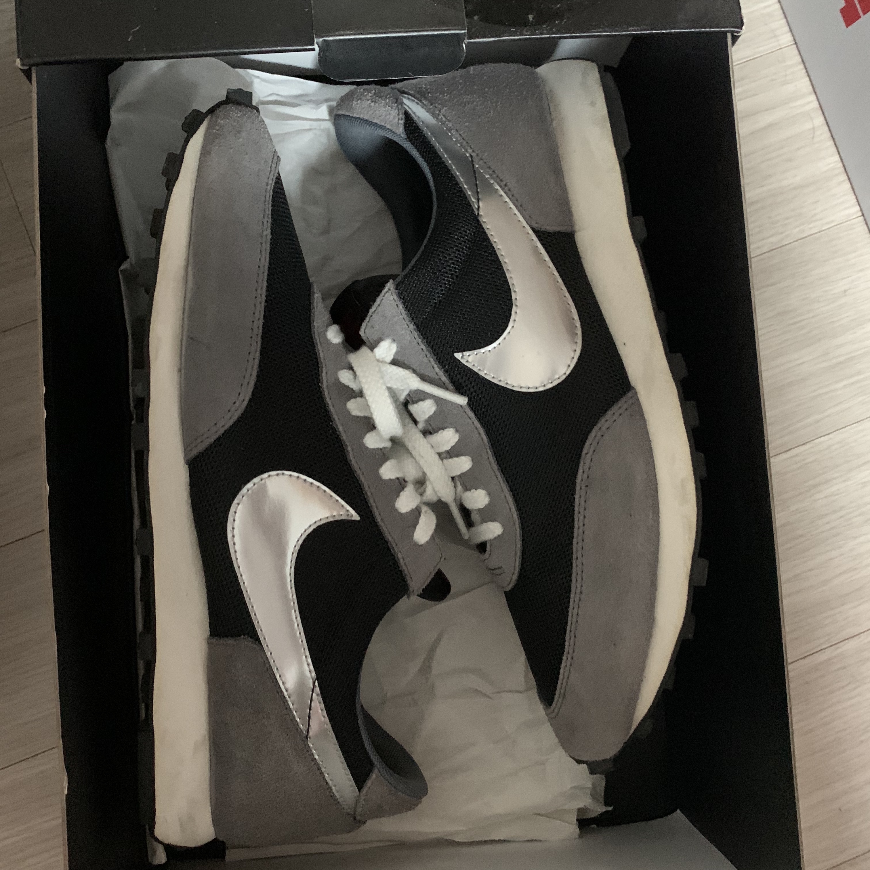 Nike Daybreak SP Black Metallic Silver 착용 스타일