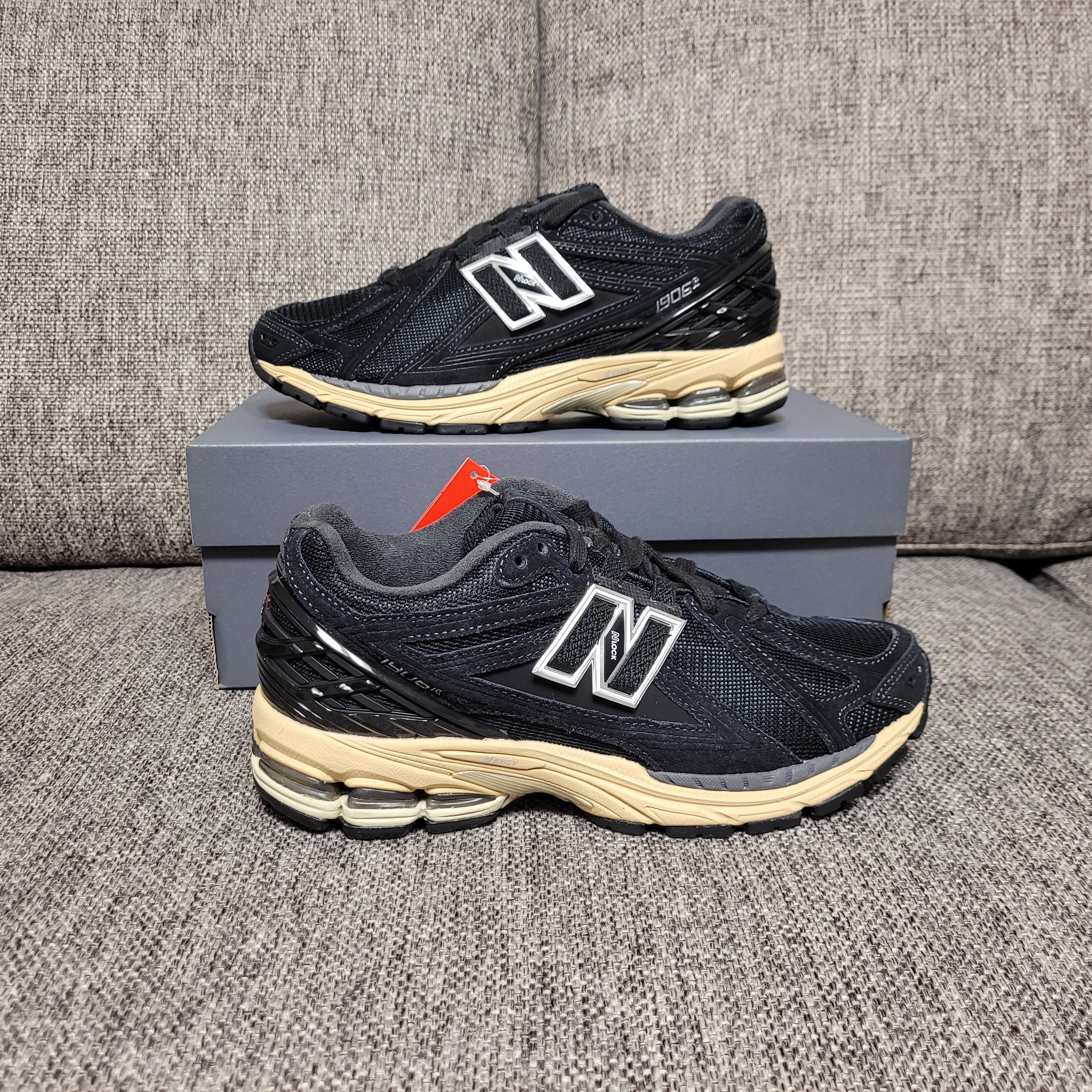 New Balance 1906R Black Taos Taupe 착용 스타일 - 3