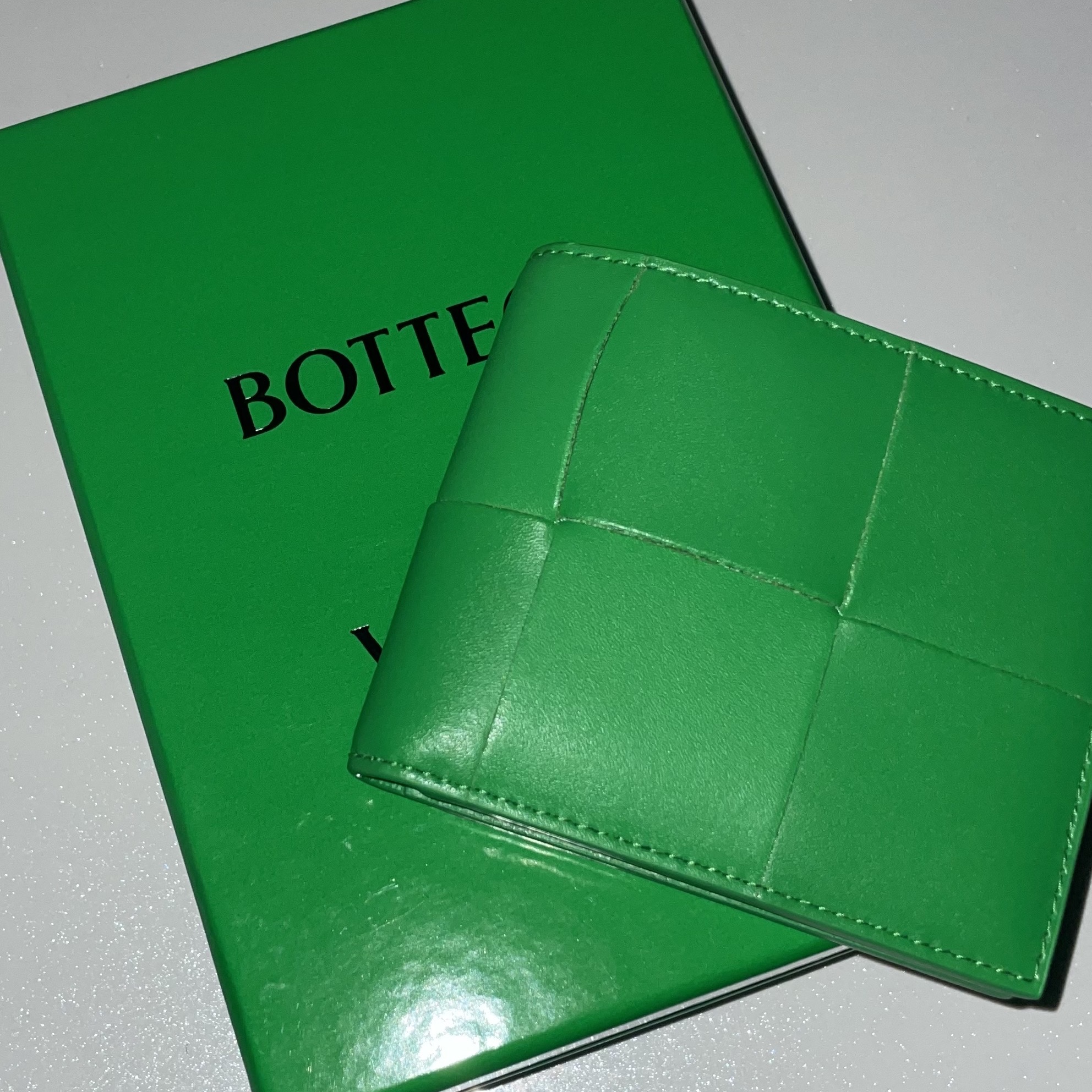 Bottega Veneta Bi-Fold Wallet Parakeet 착용 스타일