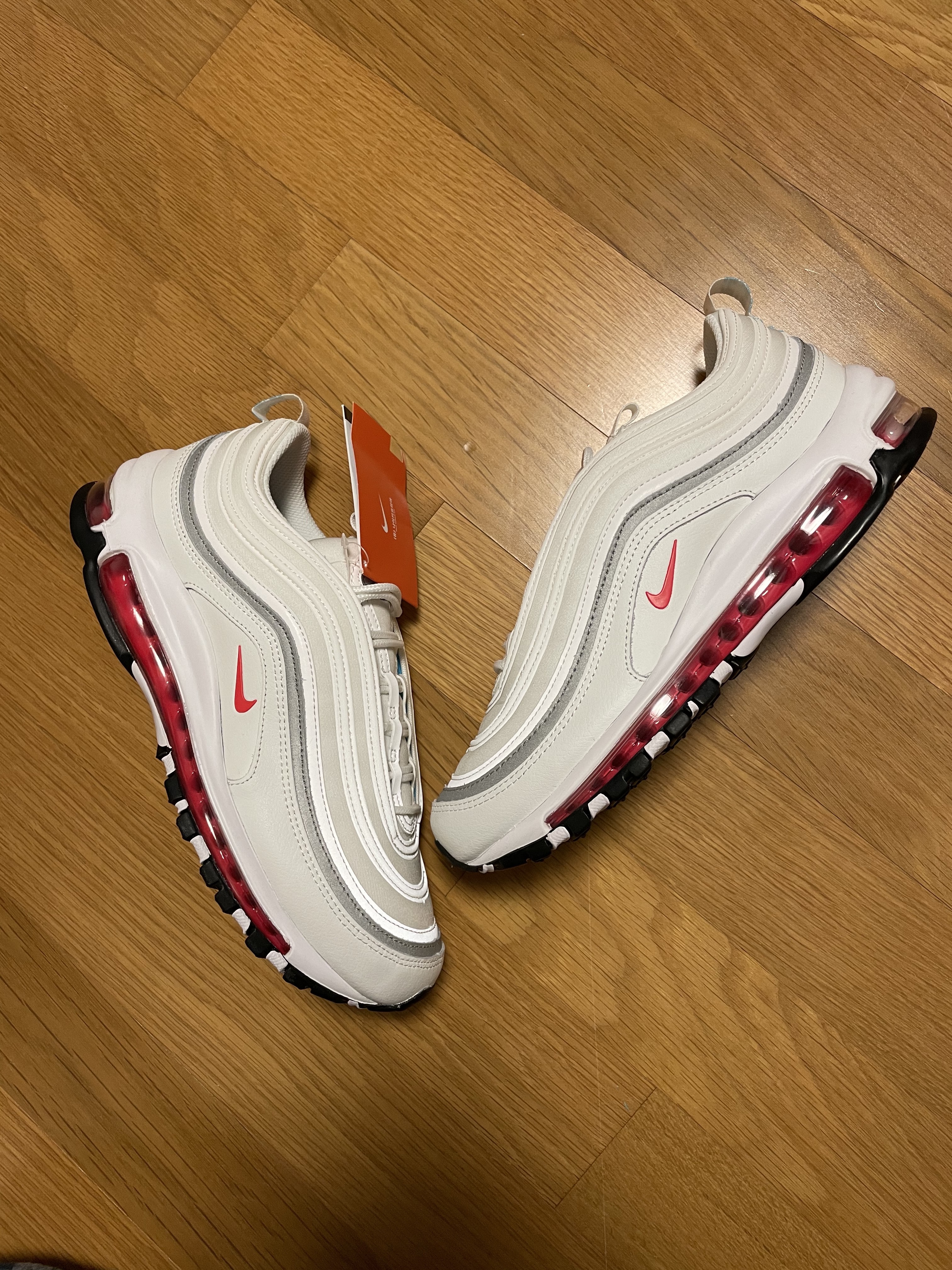 (W) Nike Air Max 97 Summit White Siren Red 착용 스타일 - 3