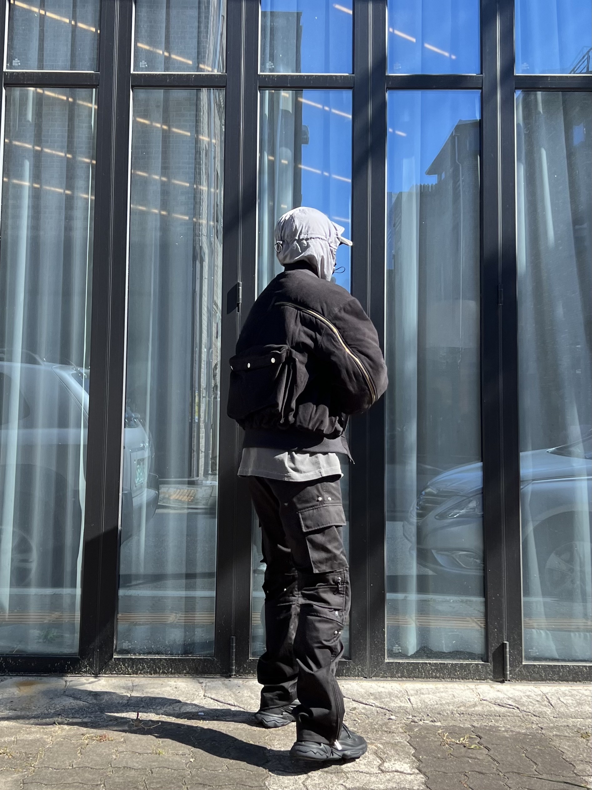 Adidas Ozweego Celox Core Black, Yeezy Gap Engineered By Balenciaga Flame Cap Black 착용 스타일 - 4