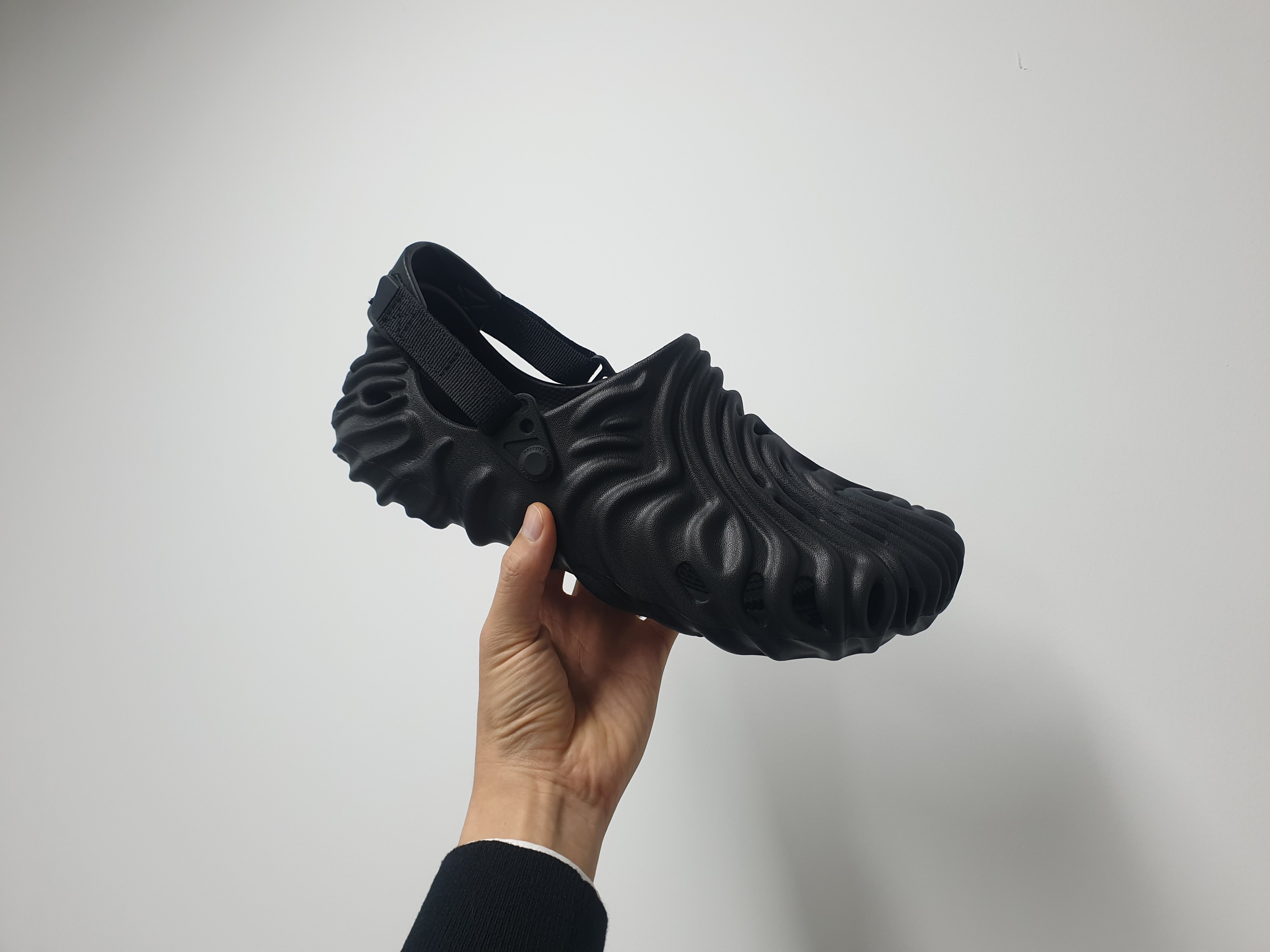 Crocs x Salehe Bembury Pollex Clog Sasquatch 착용 스타일 - 1