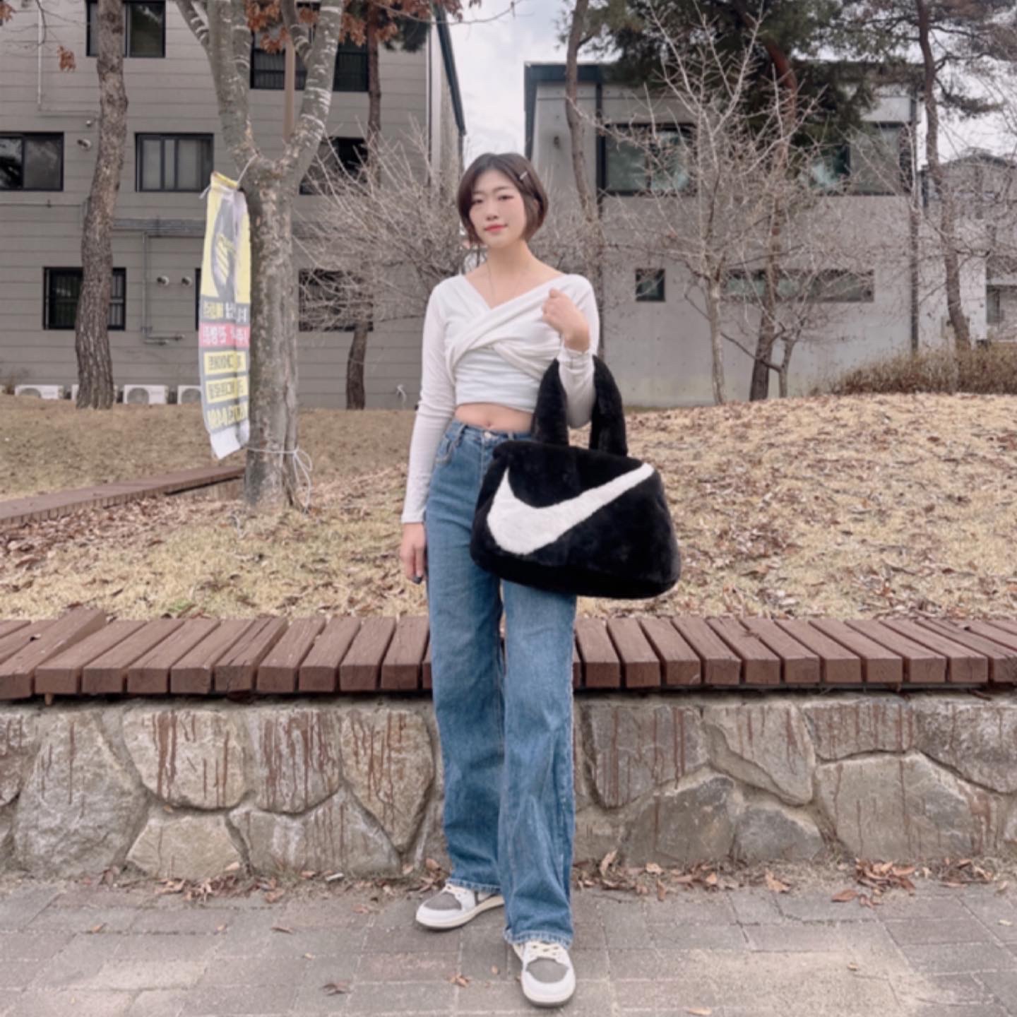 Nike NSW Faux Fur Tote Bag Black, Jordan 1 x Travis Scott Retro Low OG SP Sail and Ridgerock 착용 스타일 - 1