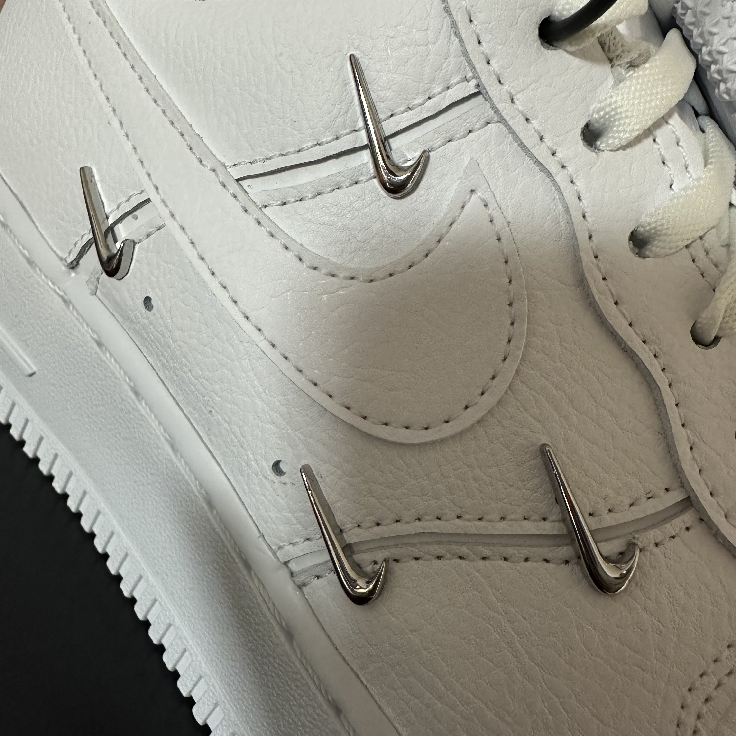 (W) Nike Air Force 1 Low '07 LX Chrome Luxe 착용 스타일 - 3