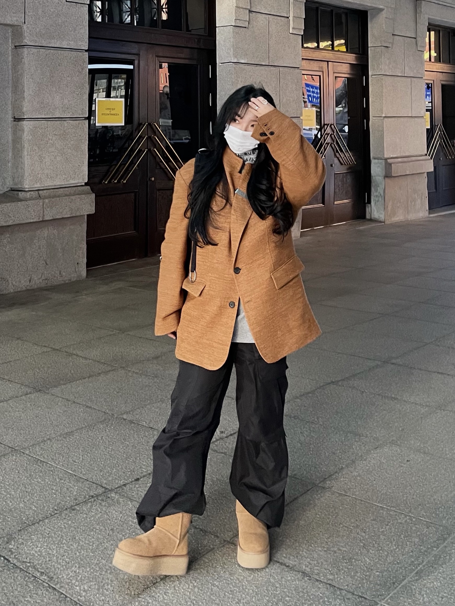 (W) UGG Classic Mini Platform Boots Chestnut 착용 스타일 - 2