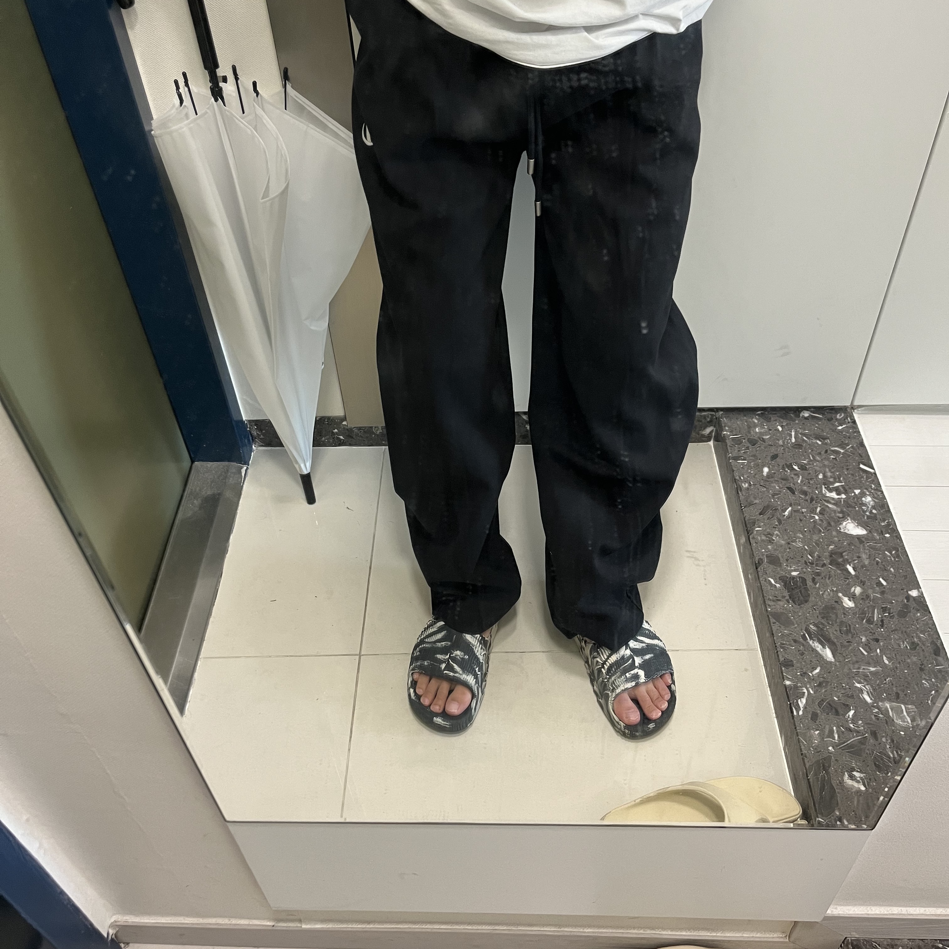 Zara x Ader Error Jogger Pants Black 착용 스타일 - 2
