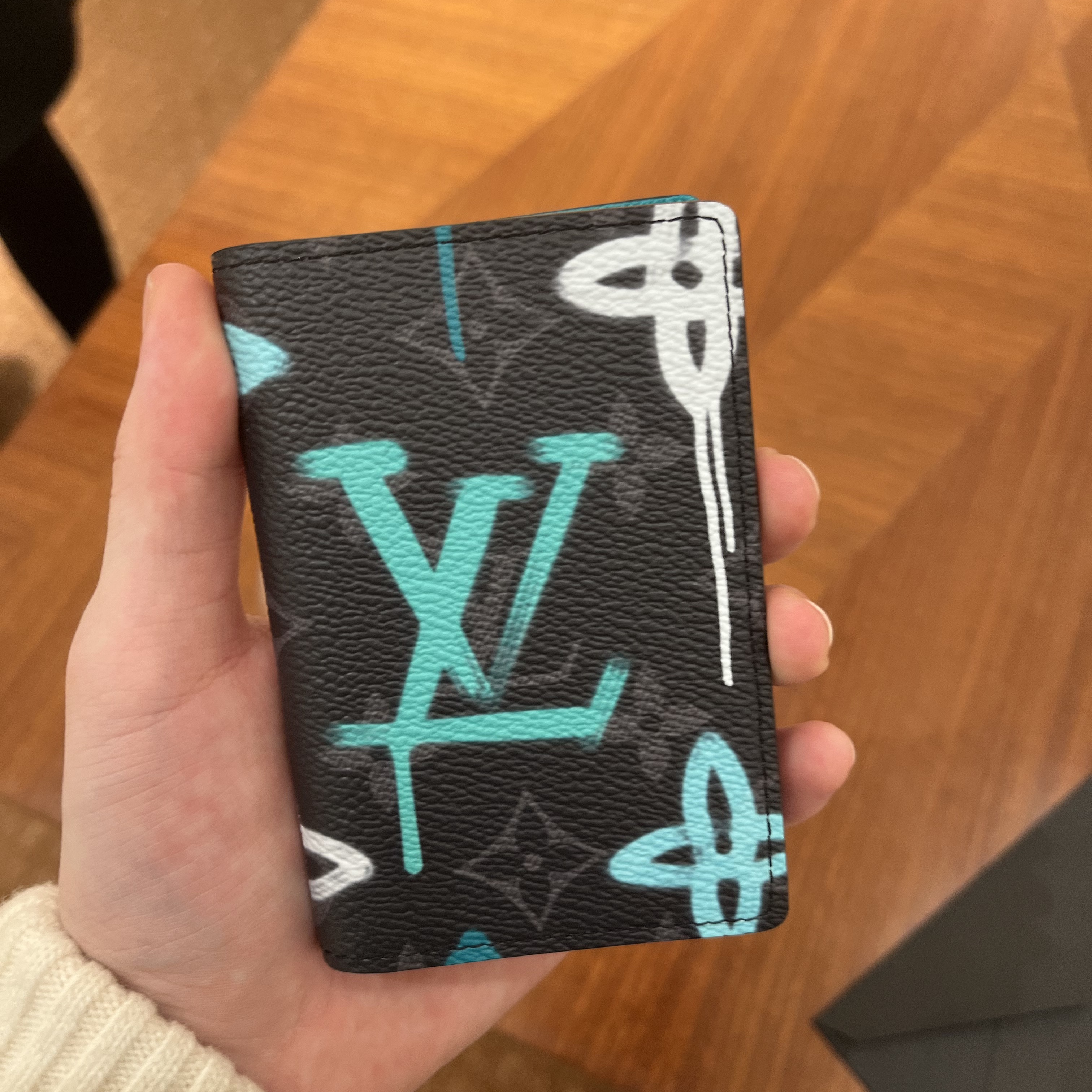 Louis Vuitton Pocket Organizer Green Lights 착용 스타일