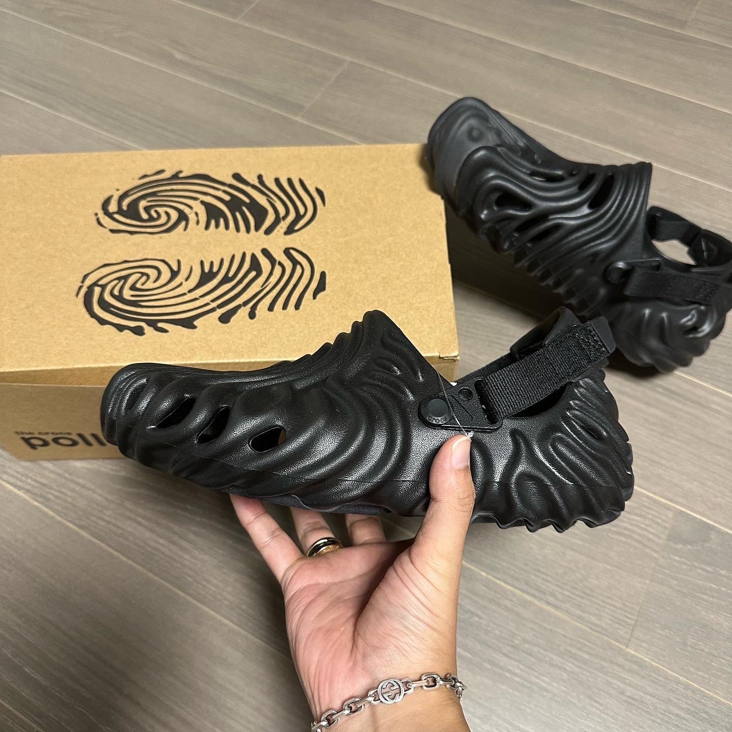 Crocs x Salehe Bembury Pollex Clog Sasquatch 착용 스타일 - 1