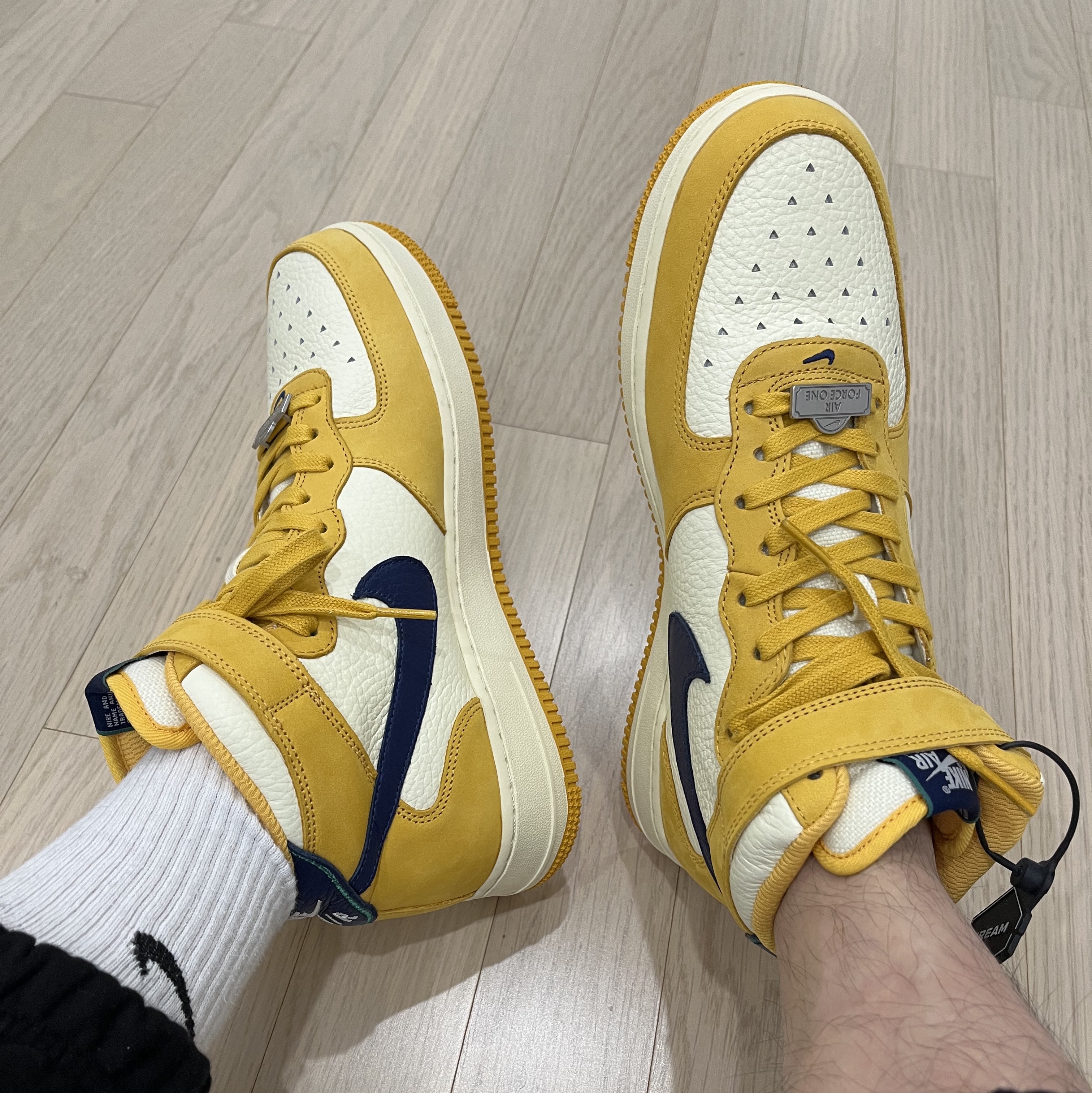 Nike Air Force 1 Mid Paris 착용 스타일 - 3