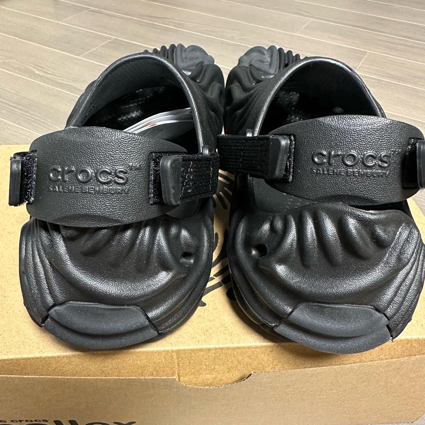 Crocs x Salehe Bembury Pollex Clog Sasquatch 착용 스타일 - 4