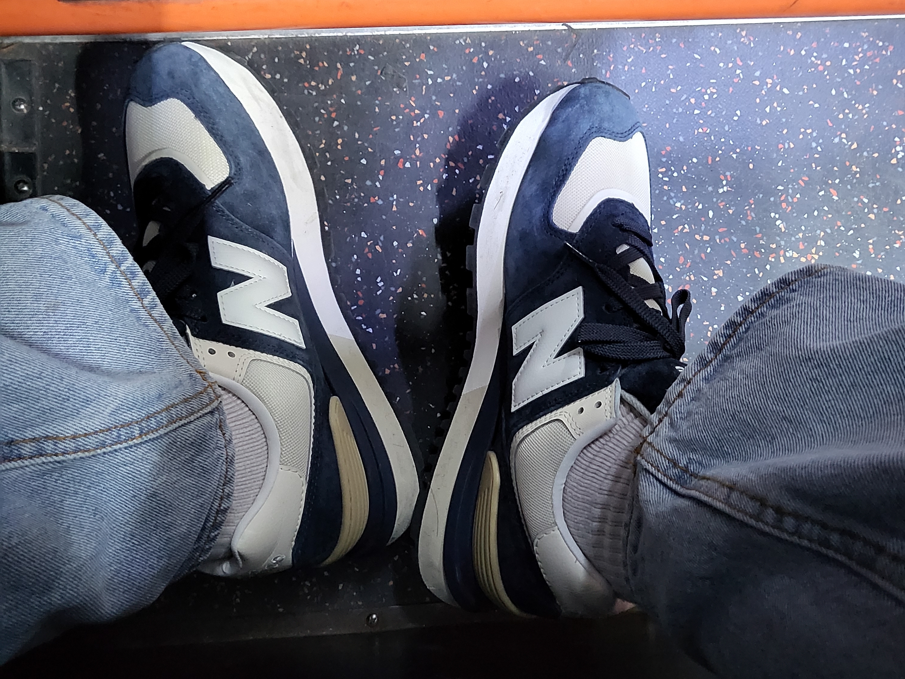 New Balance 574 Legacy Navy Blue 착용 스타일