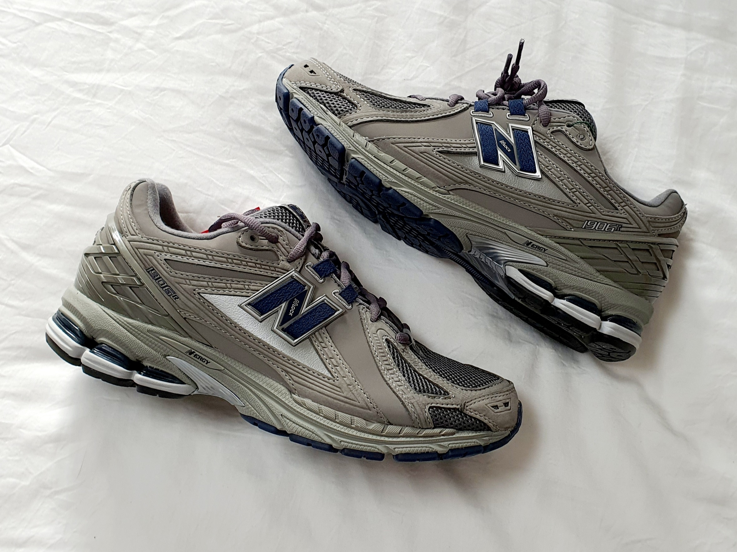 New Balance 1906R Charcoal Grey 착용 스타일 - 2